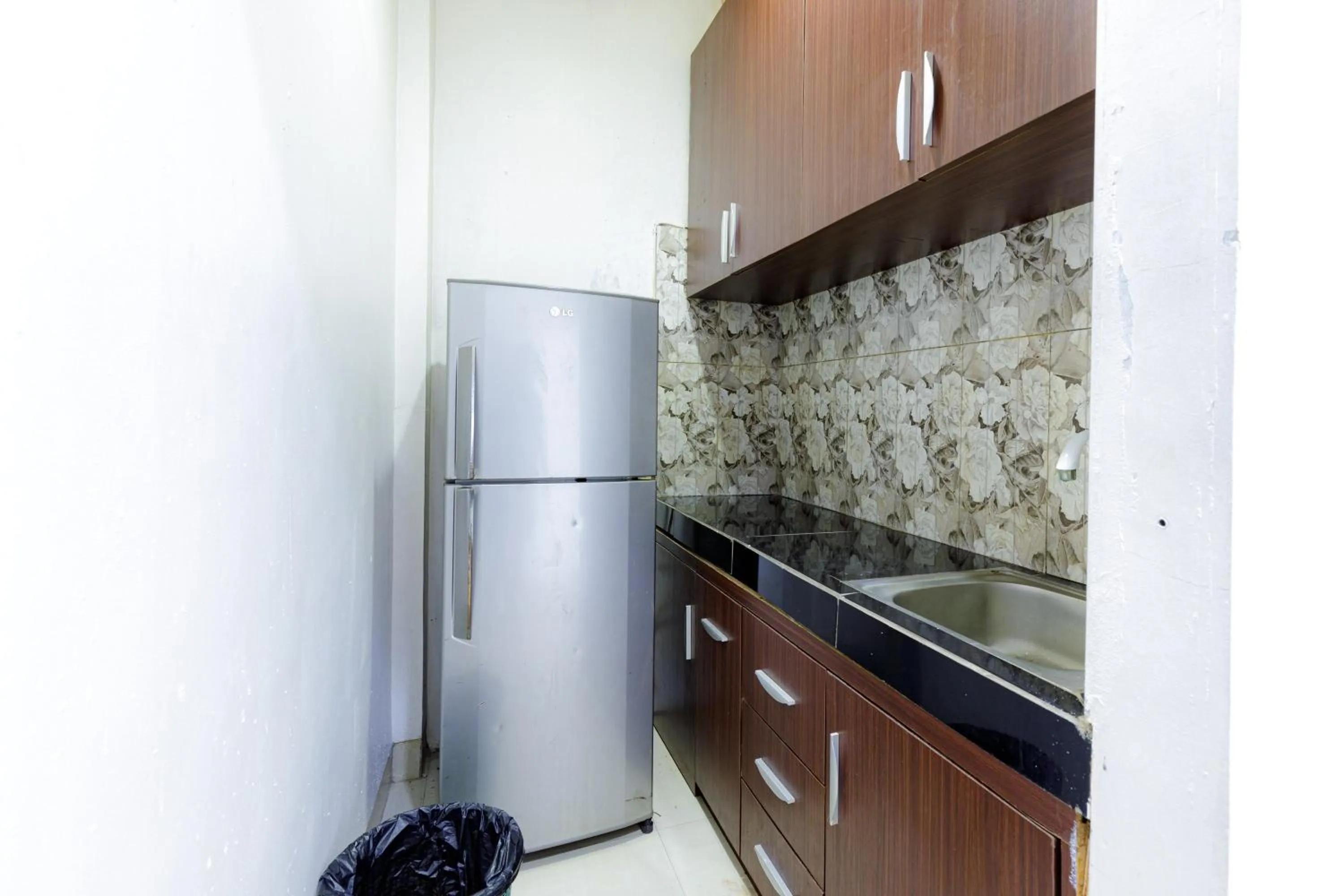 Kitchen or kitchenette in Urbanview SRB near Mall Ciputra Cibubur by RedDoorz