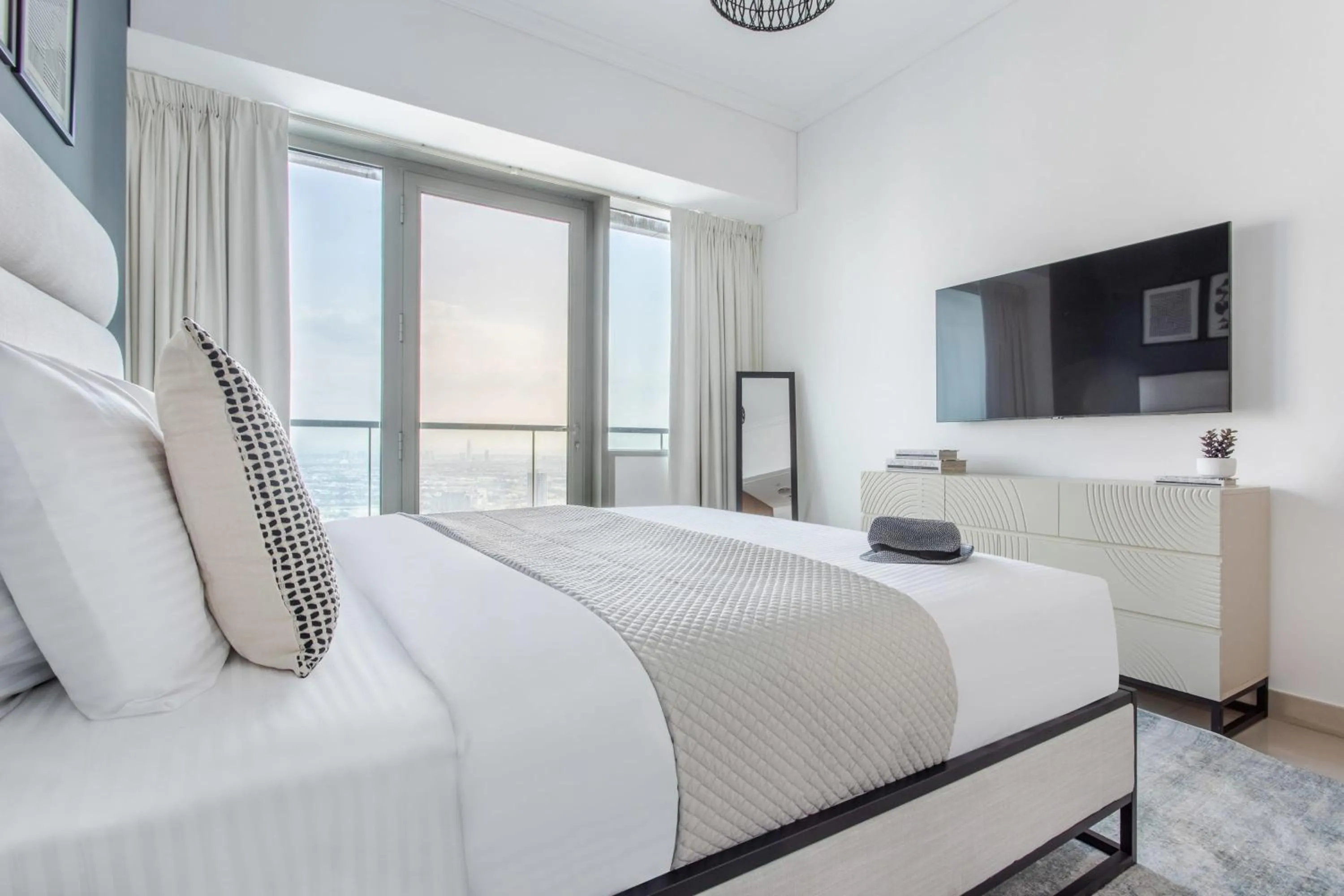 Bed in Frank Porter - Ocean Heights