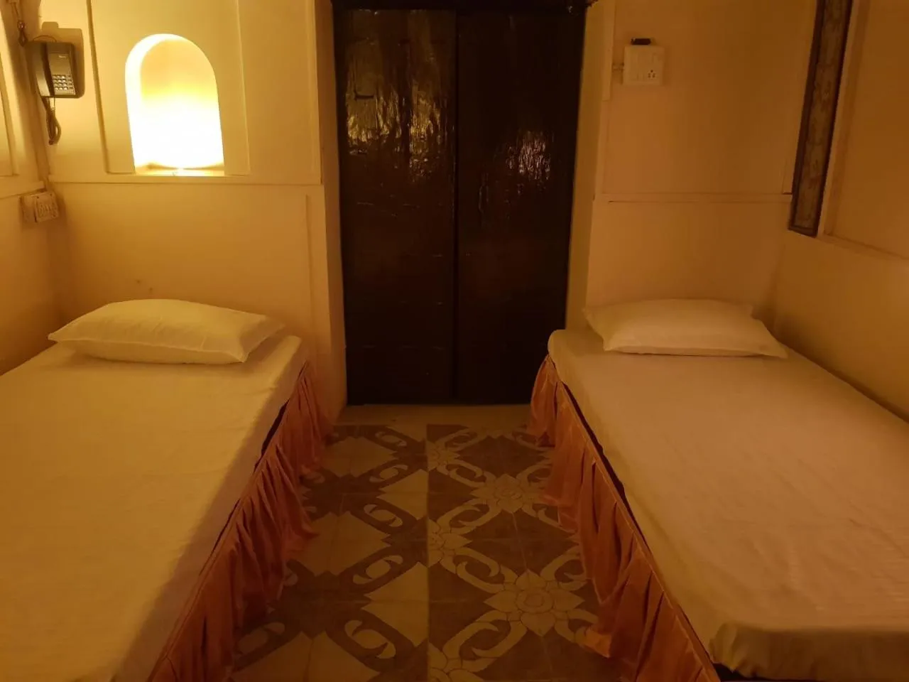 Bed in Chhoti Kothi - A Heritage Homestay by the Ganges