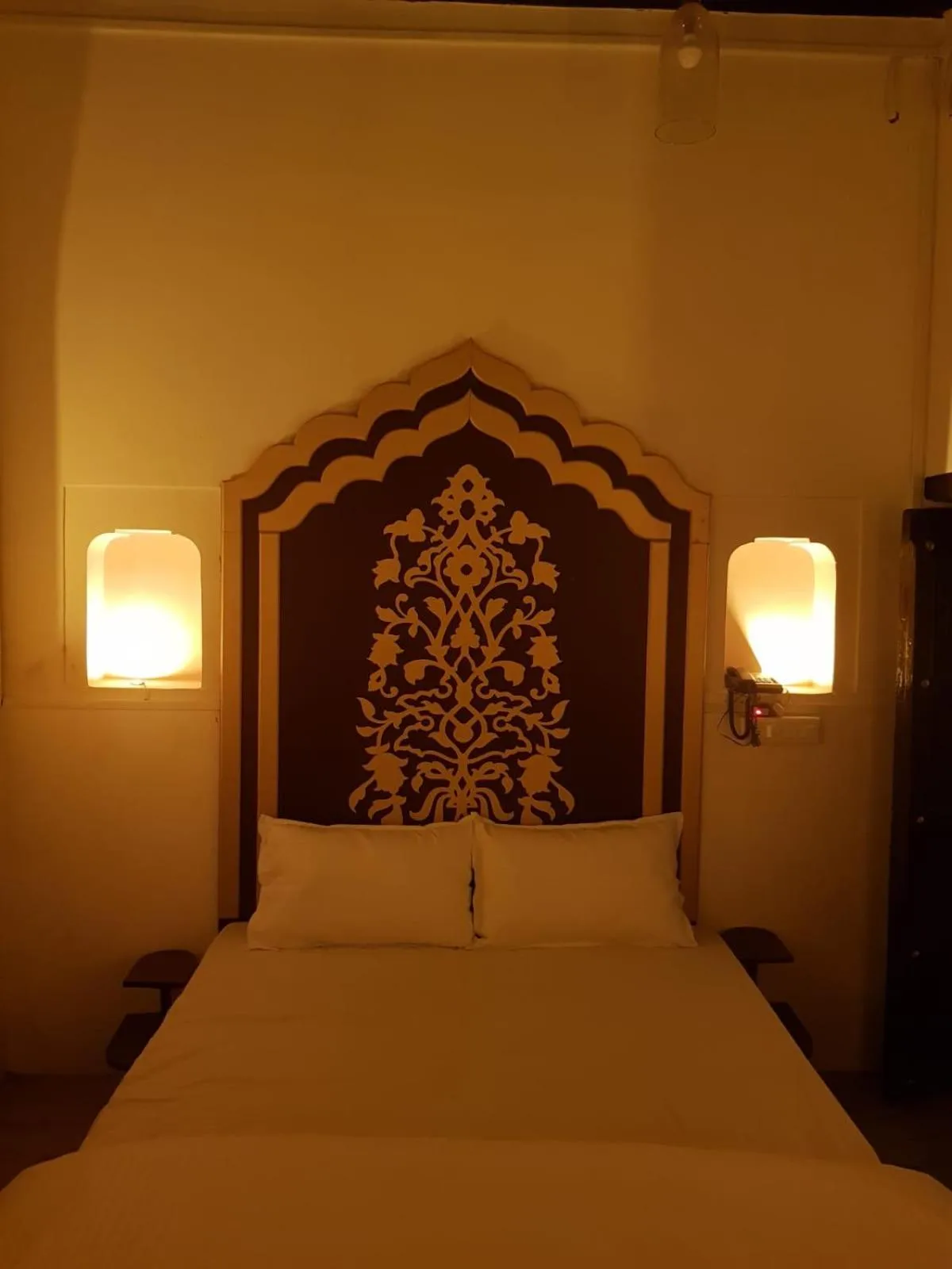 Bed in Chhoti Kothi - A Heritage Homestay by the Ganges