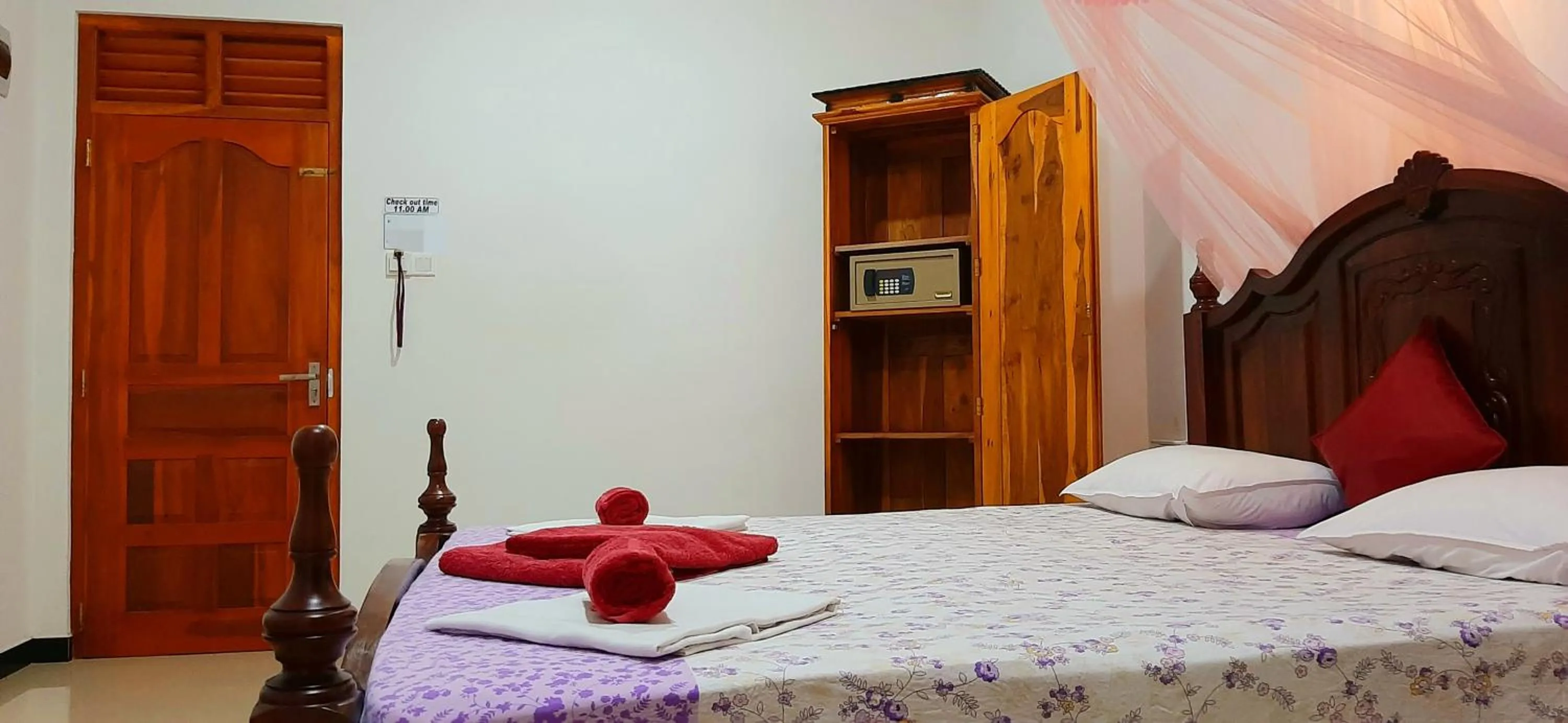 Bed in Dream Palace Family Guest House Mirissa , Beach 50m