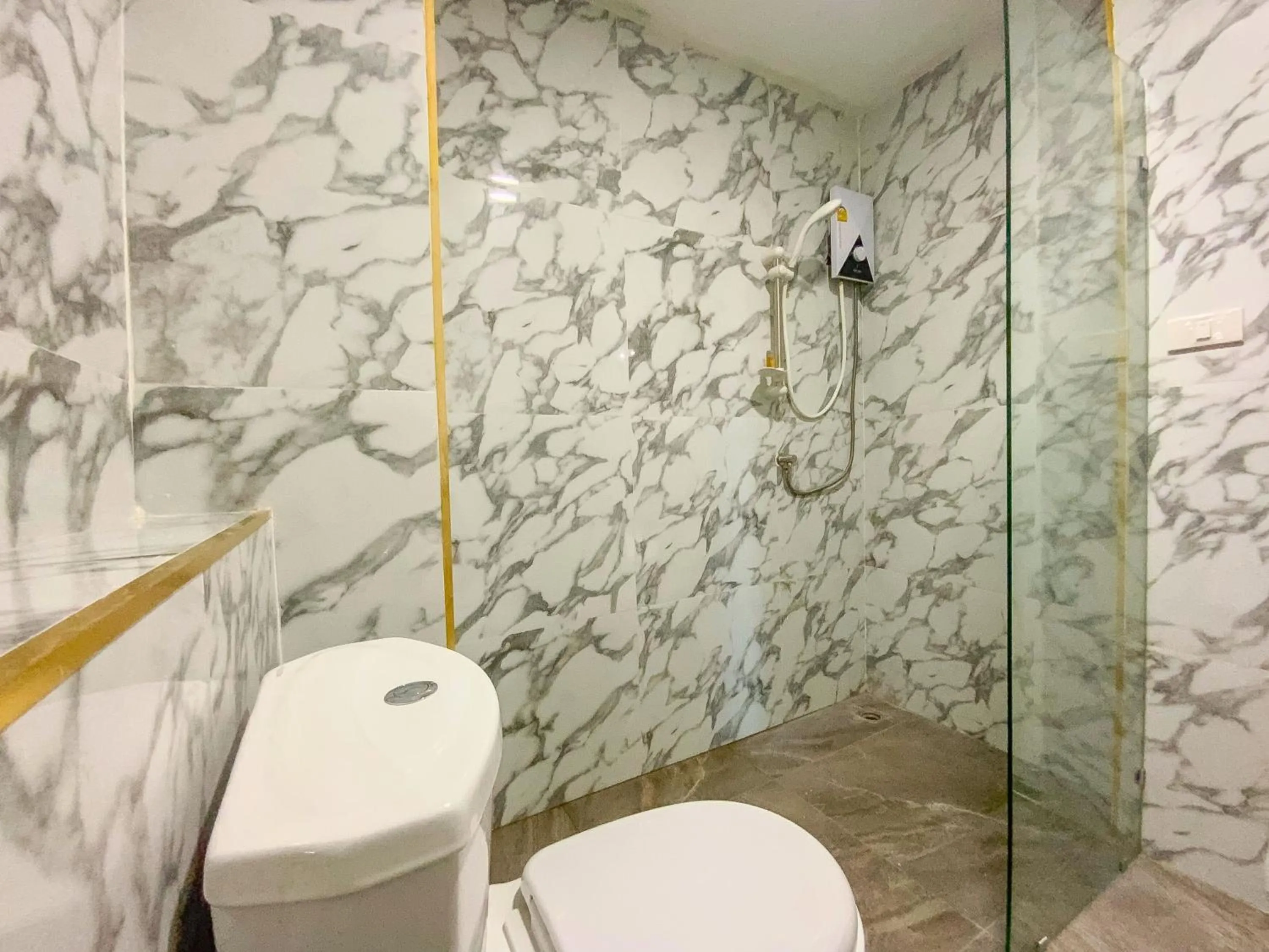 Shower in Goldsmith Bangkok Residence