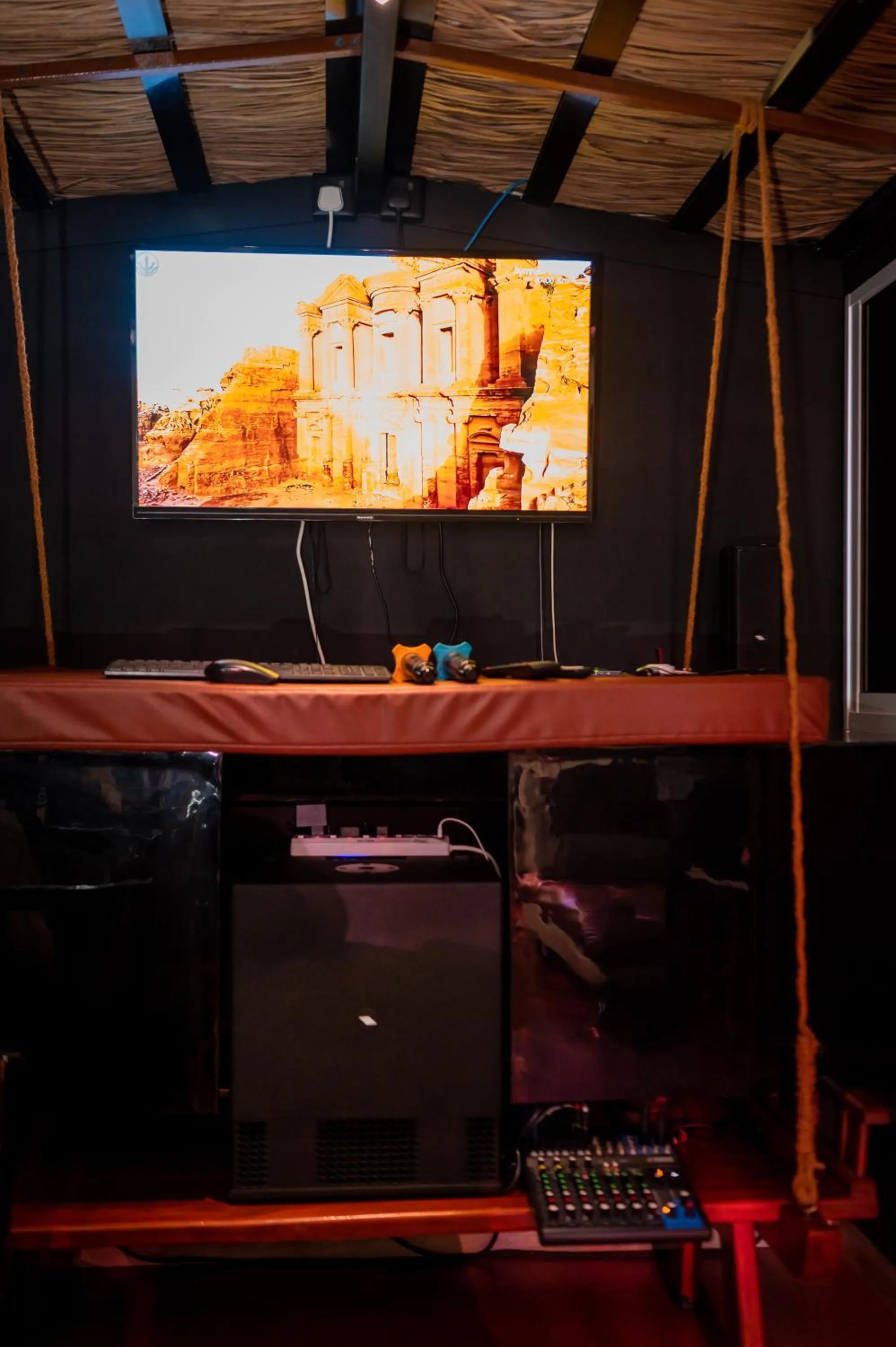 Communal lounge/ TV room in ZAN Lodge