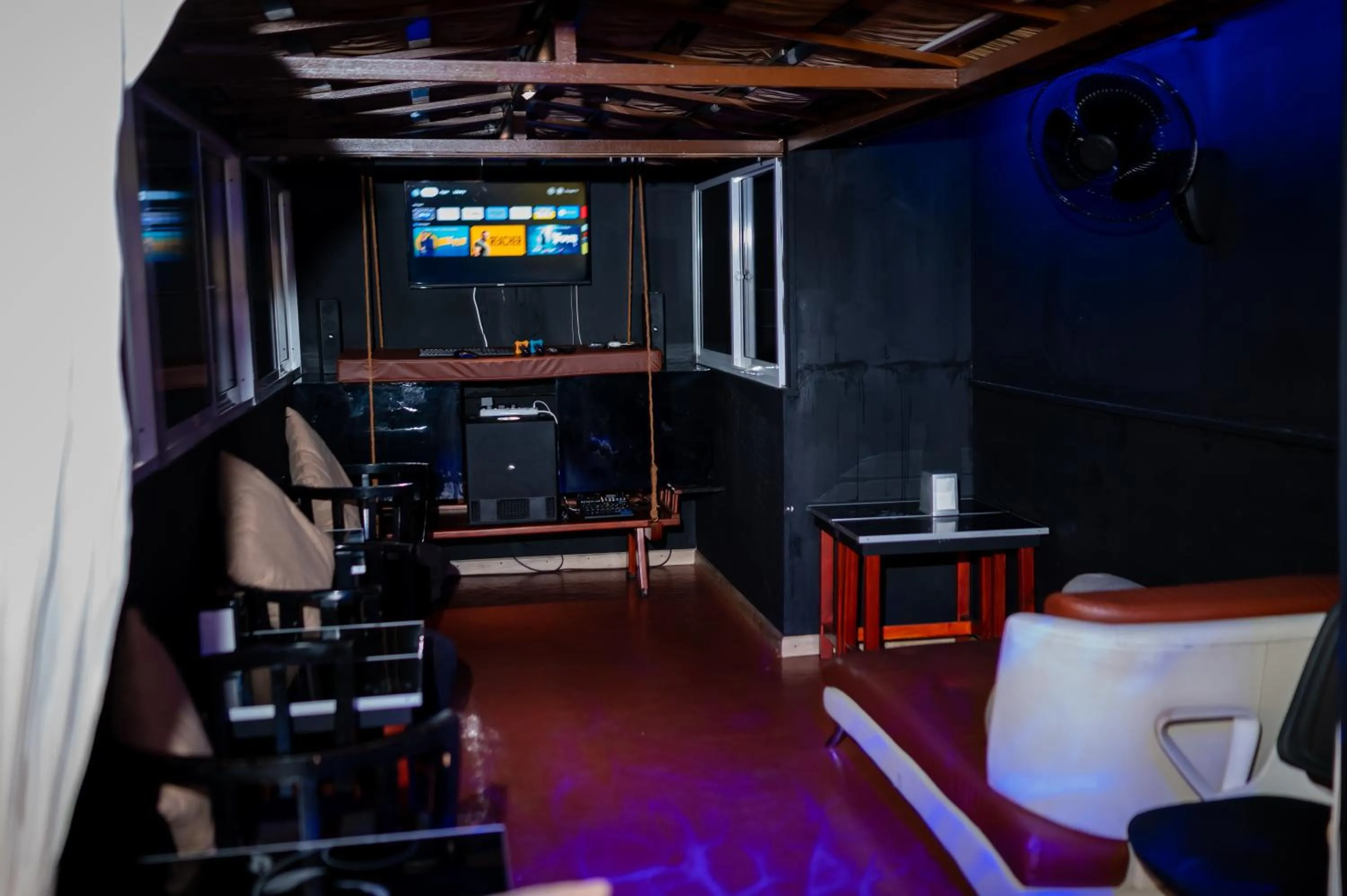 Communal lounge/ TV room in ZAN Lodge