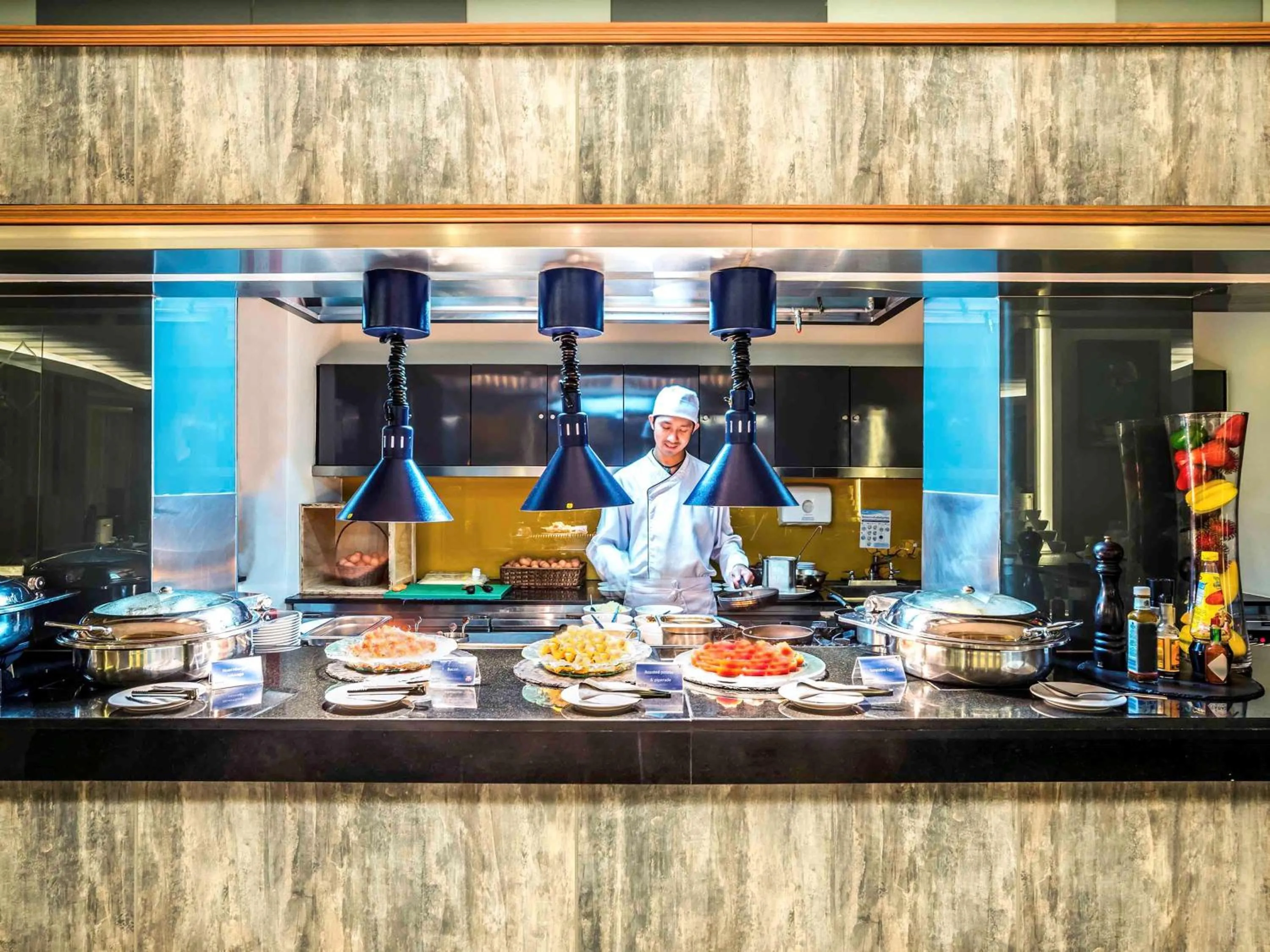 Restaurant/places to eat in Holiday Inn Resort Phuket Karon Beach by IHG