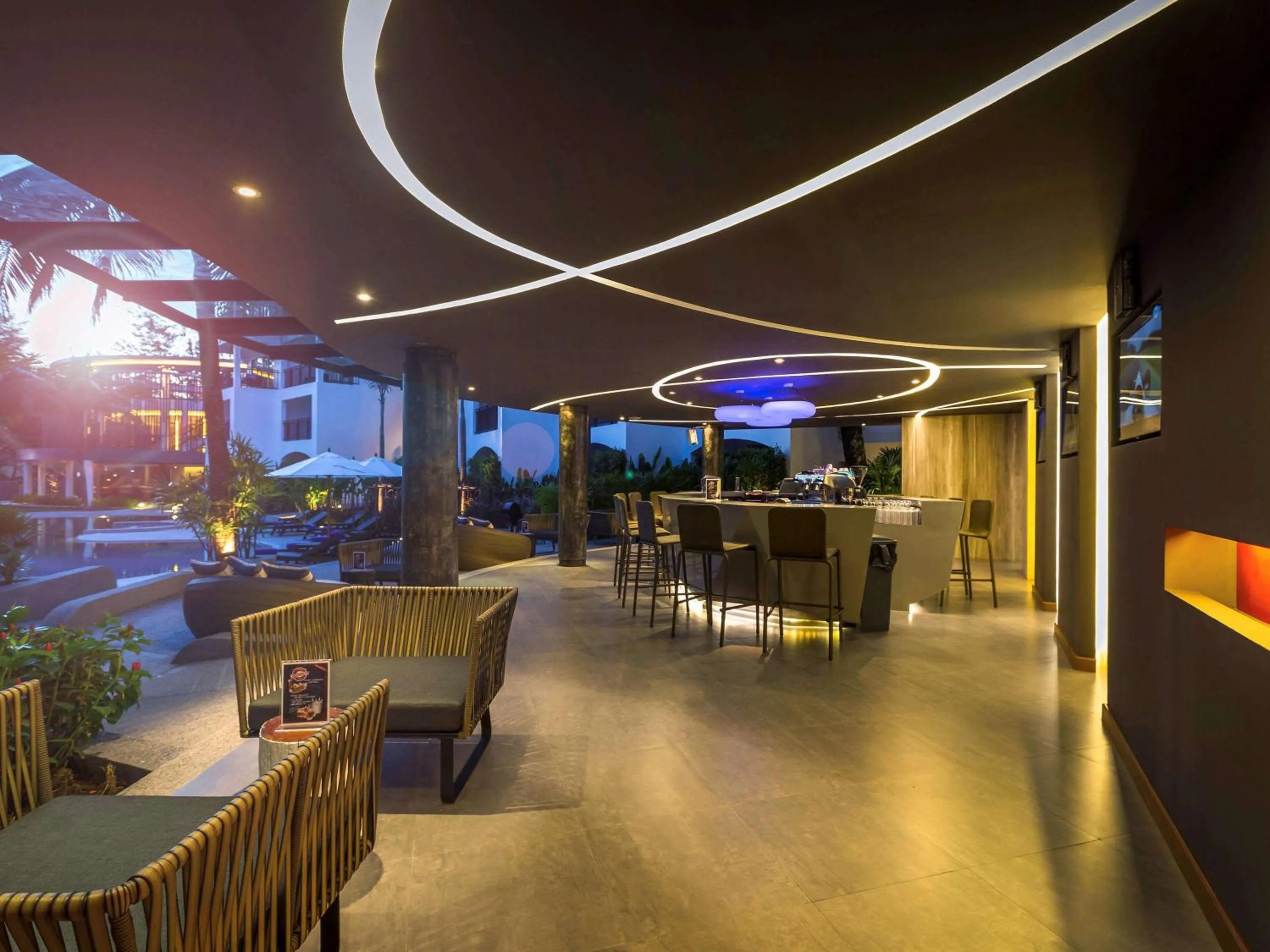 Lounge or bar in Holiday Inn Resort Phuket Karon Beach by IHG
