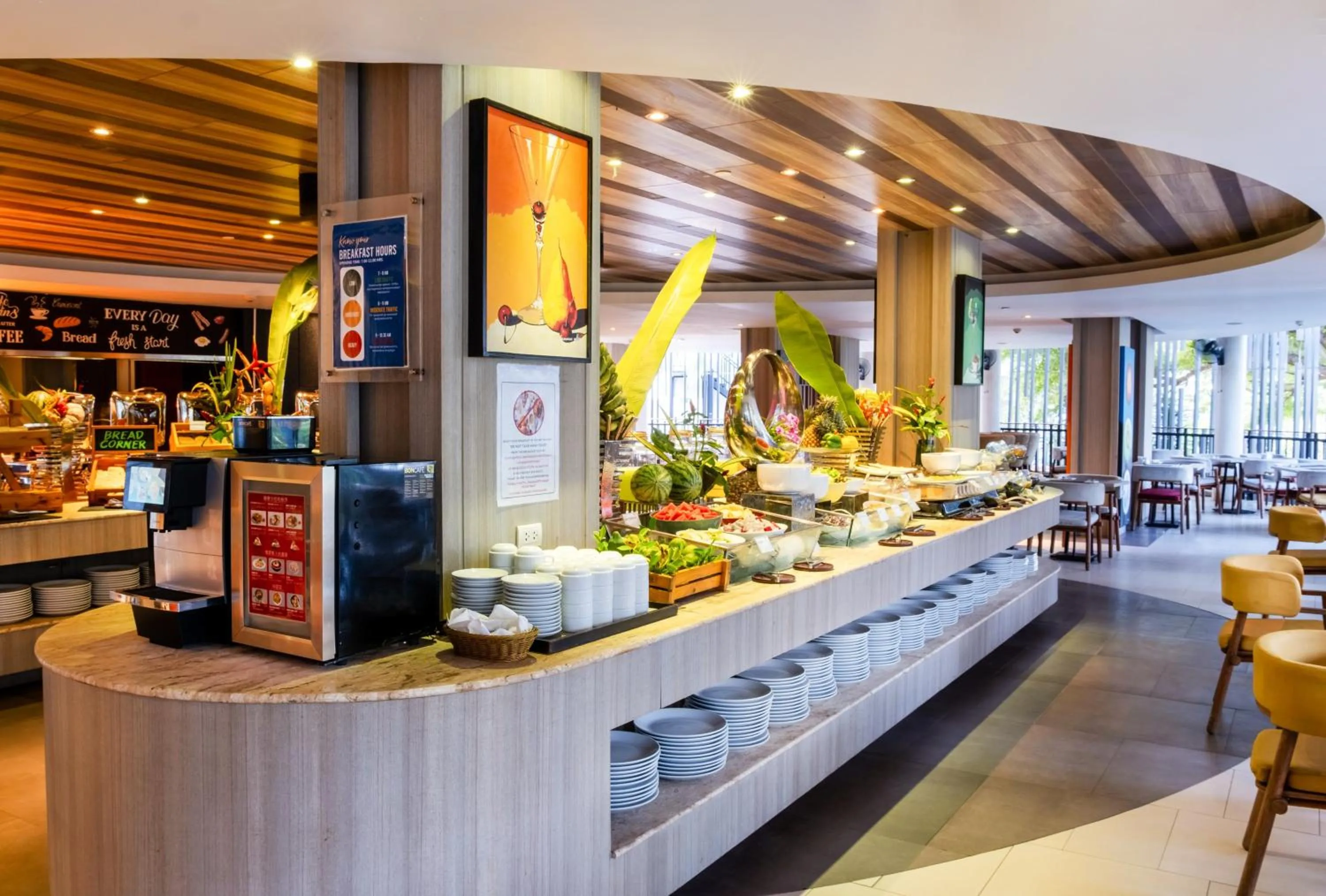 Restaurant/places to eat in Holiday Inn Resort Phuket Karon Beach by IHG