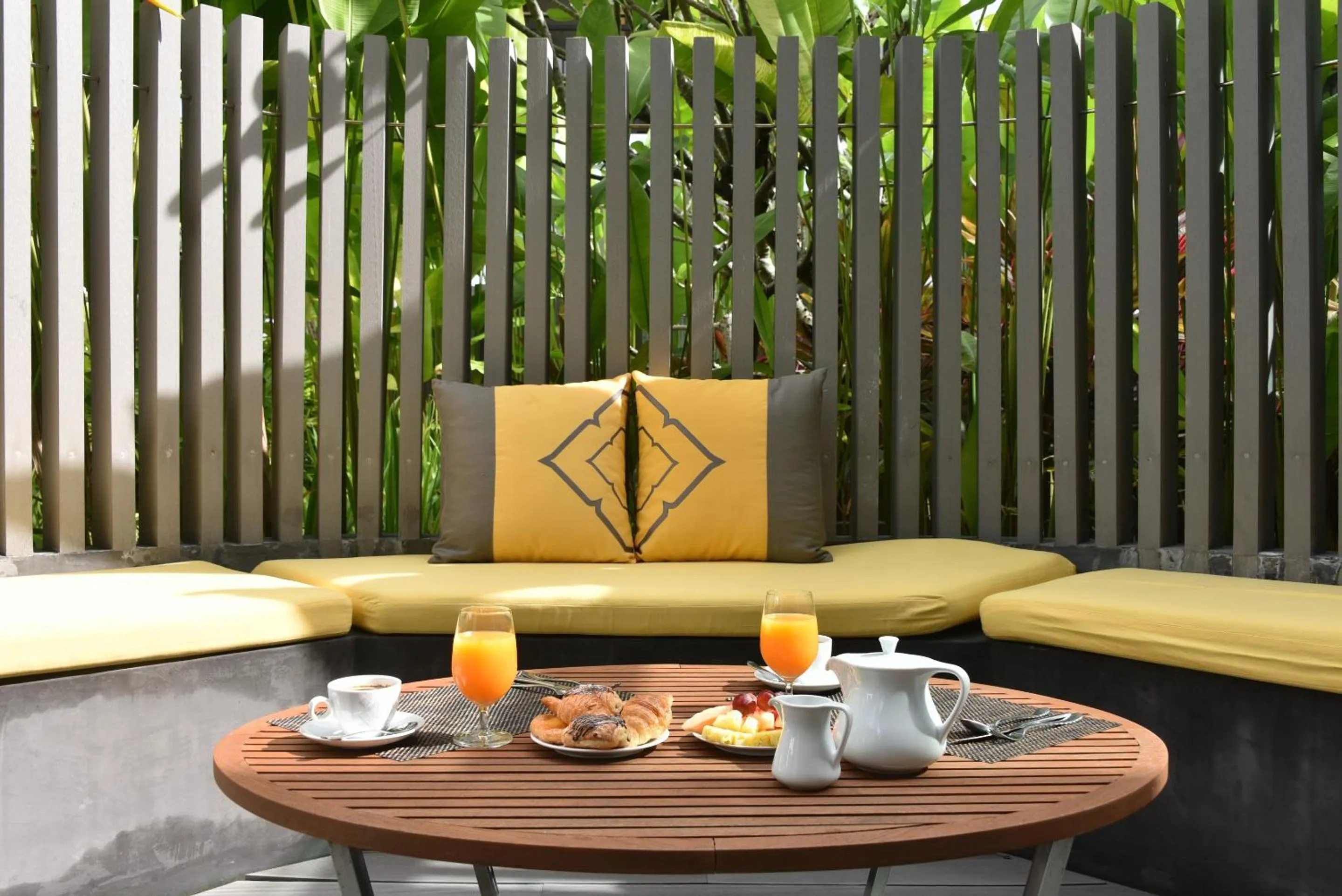 Dining area in Holiday Inn Resort Phuket Karon Beach by IHG