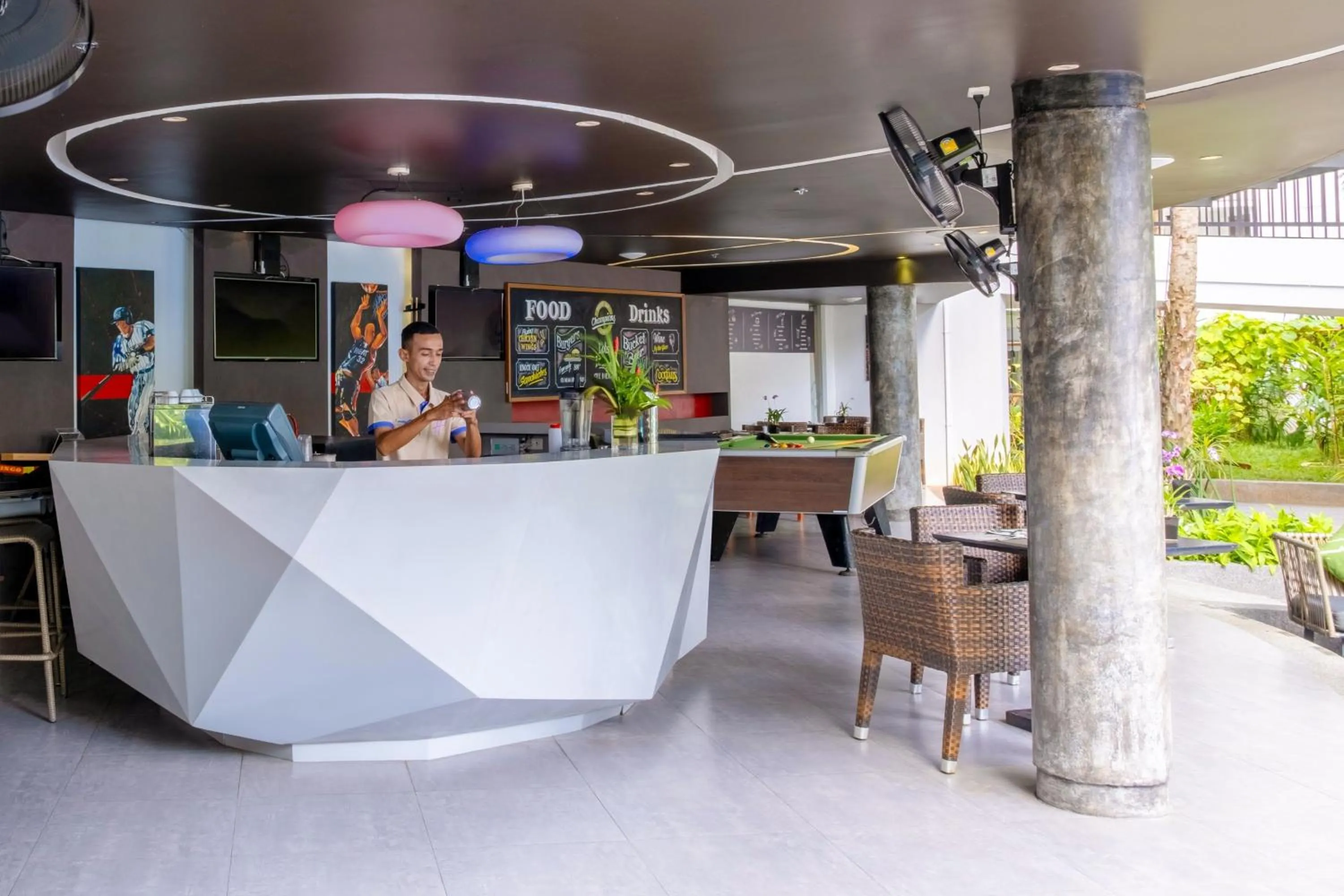 Lounge or bar in Holiday Inn Resort Phuket Karon Beach by IHG