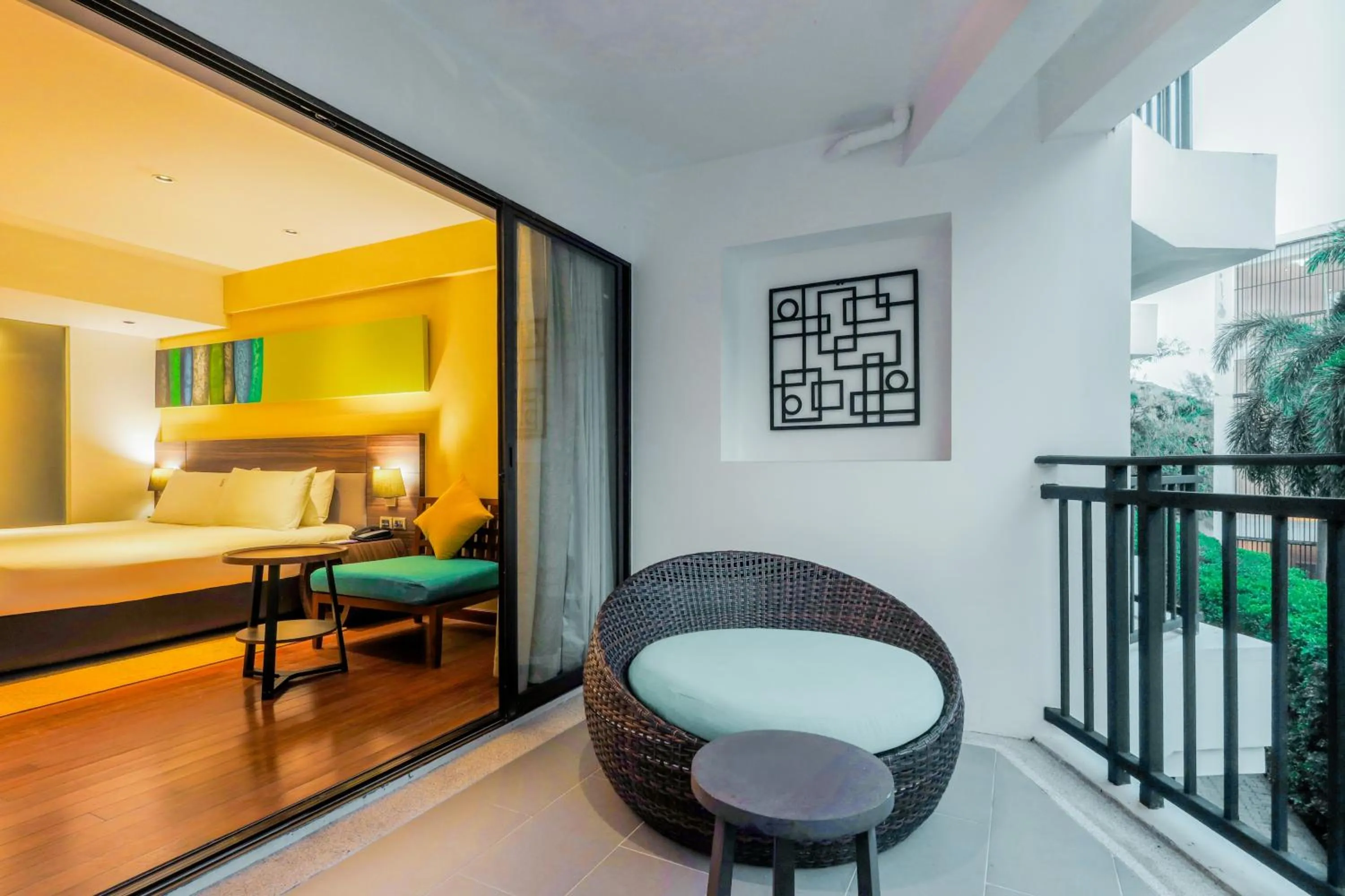 Seating area, Bed in Holiday Inn Resort Phuket Karon Beach by IHG