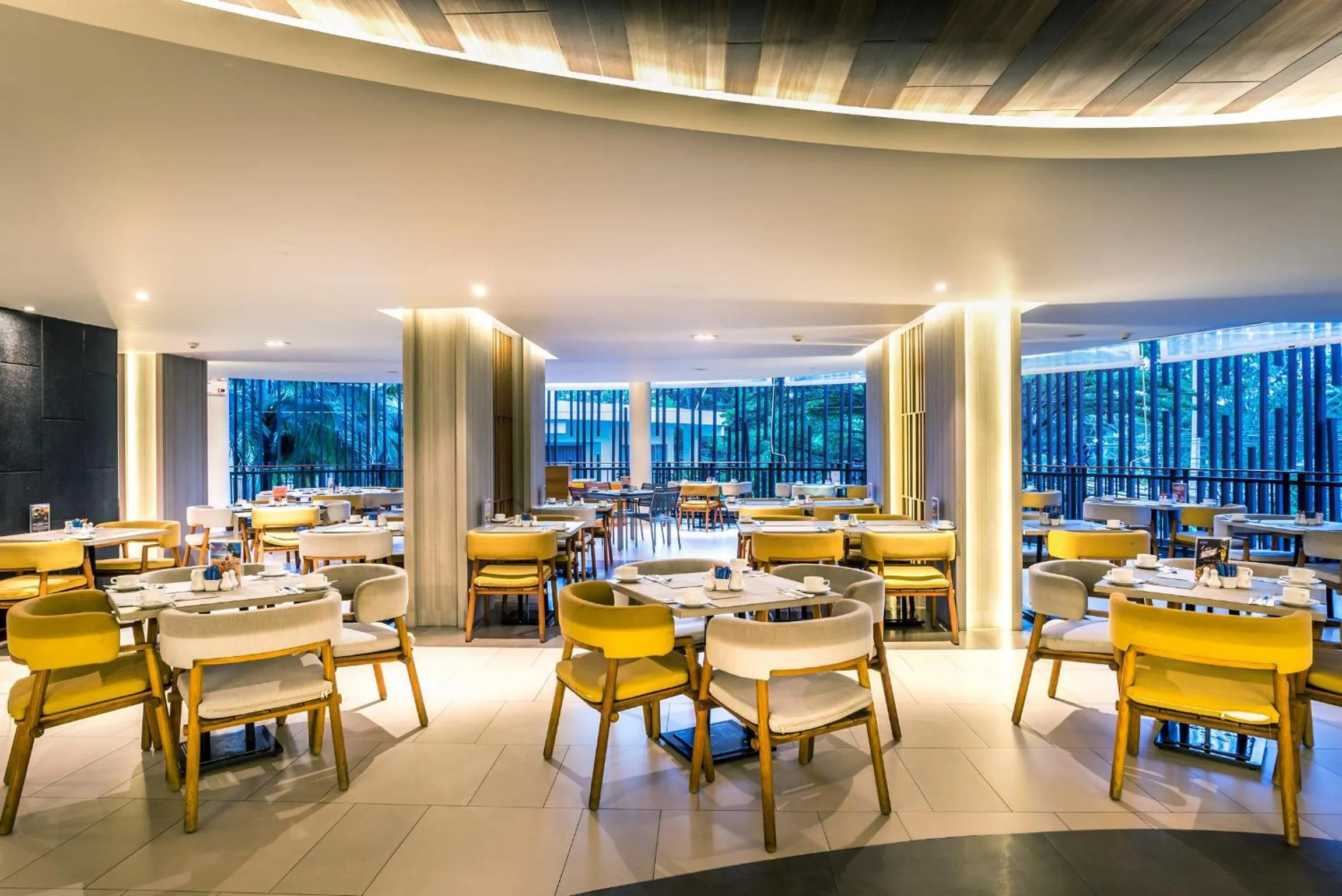 Restaurant/places to eat in Holiday Inn Resort Phuket Karon Beach by IHG