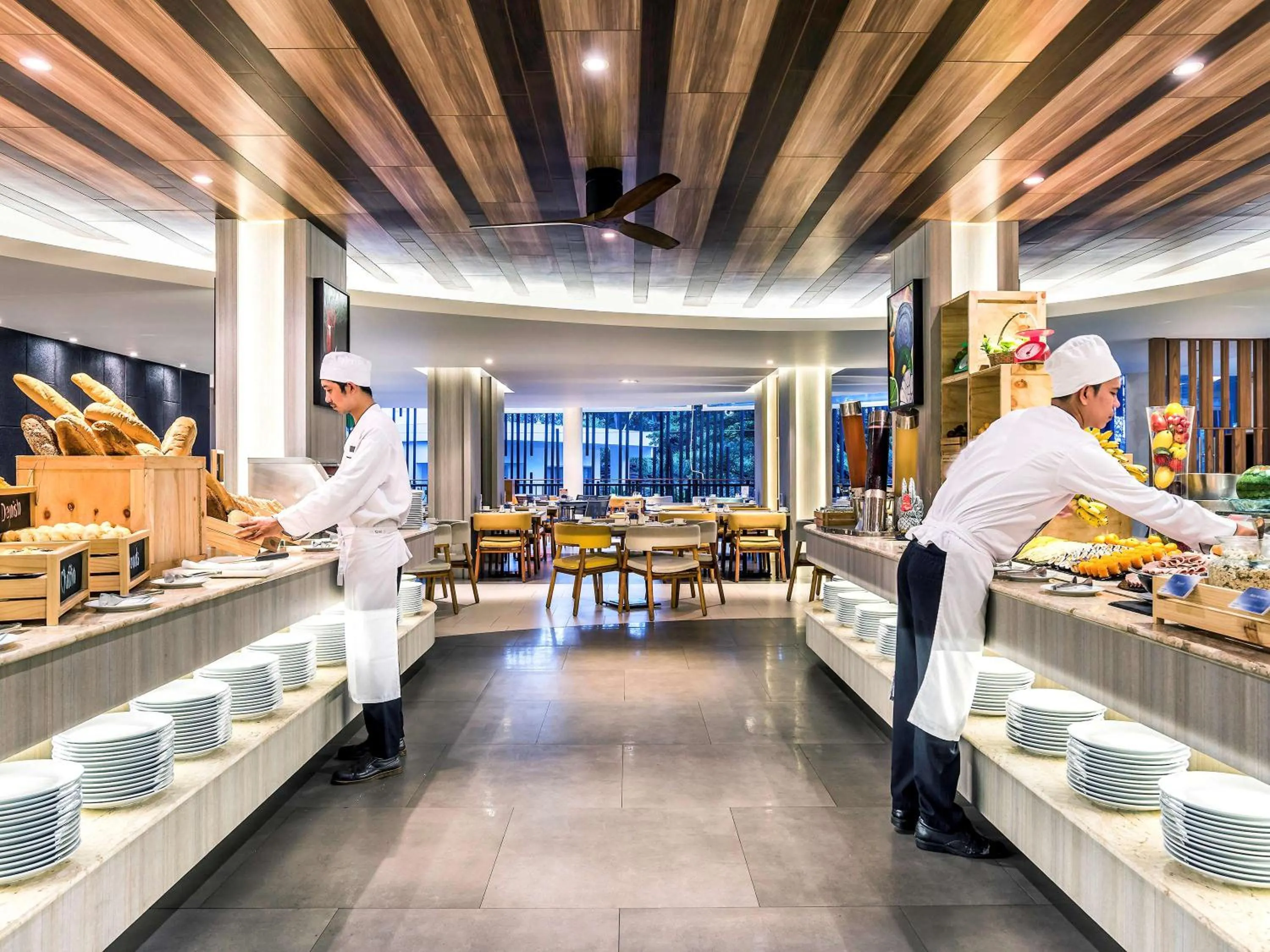 Restaurant/places to eat in Holiday Inn Resort Phuket Karon Beach by IHG