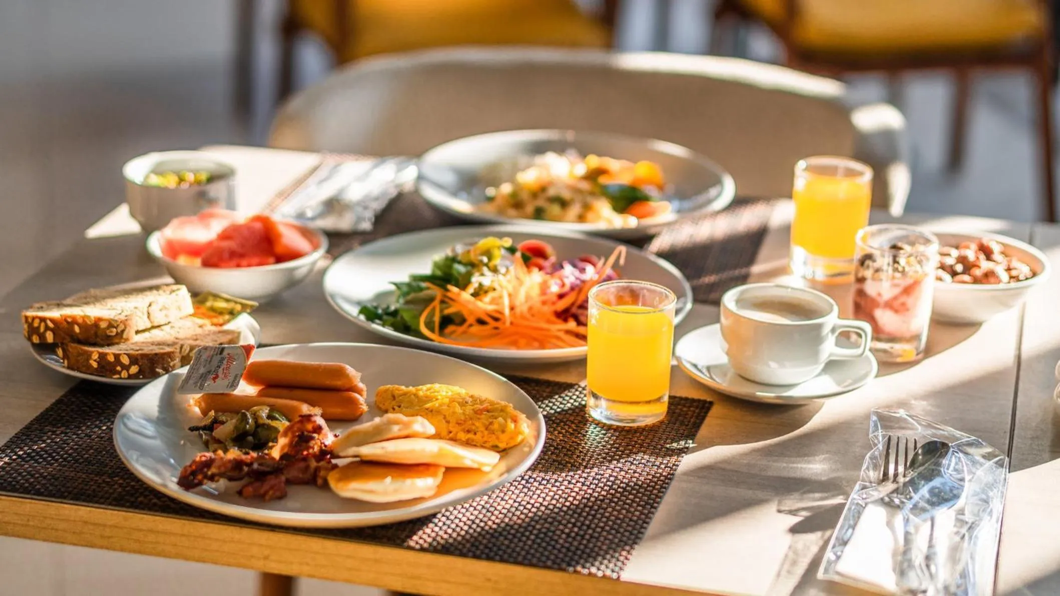 Restaurant/places to eat in Holiday Inn Resort Phuket Karon Beach by IHG