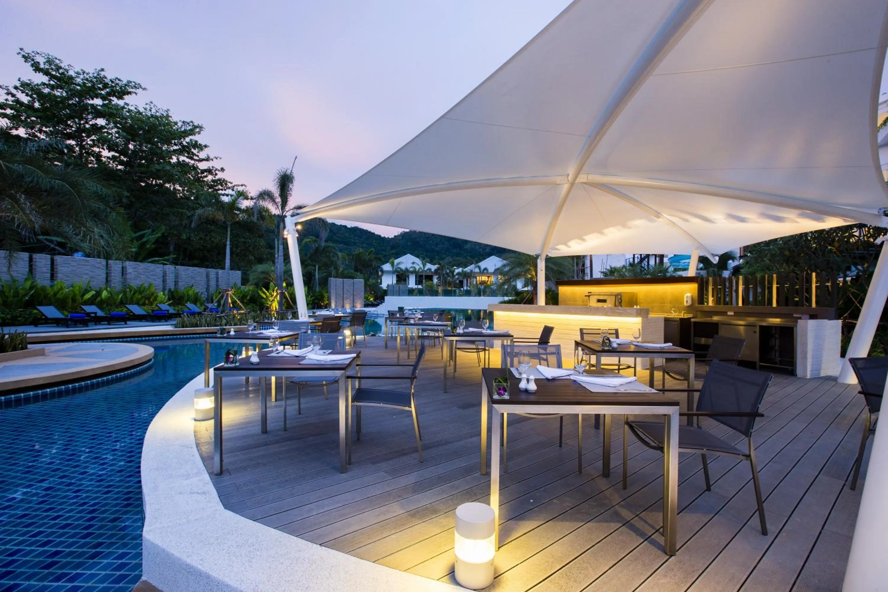 Restaurant/places to eat in Holiday Inn Resort Phuket Karon Beach by IHG