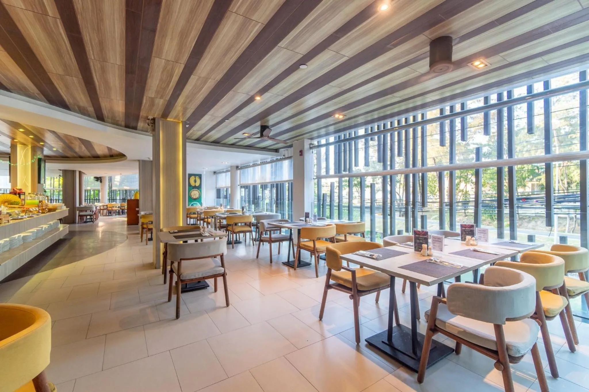 Restaurant/places to eat in Holiday Inn Resort Phuket Karon Beach by IHG