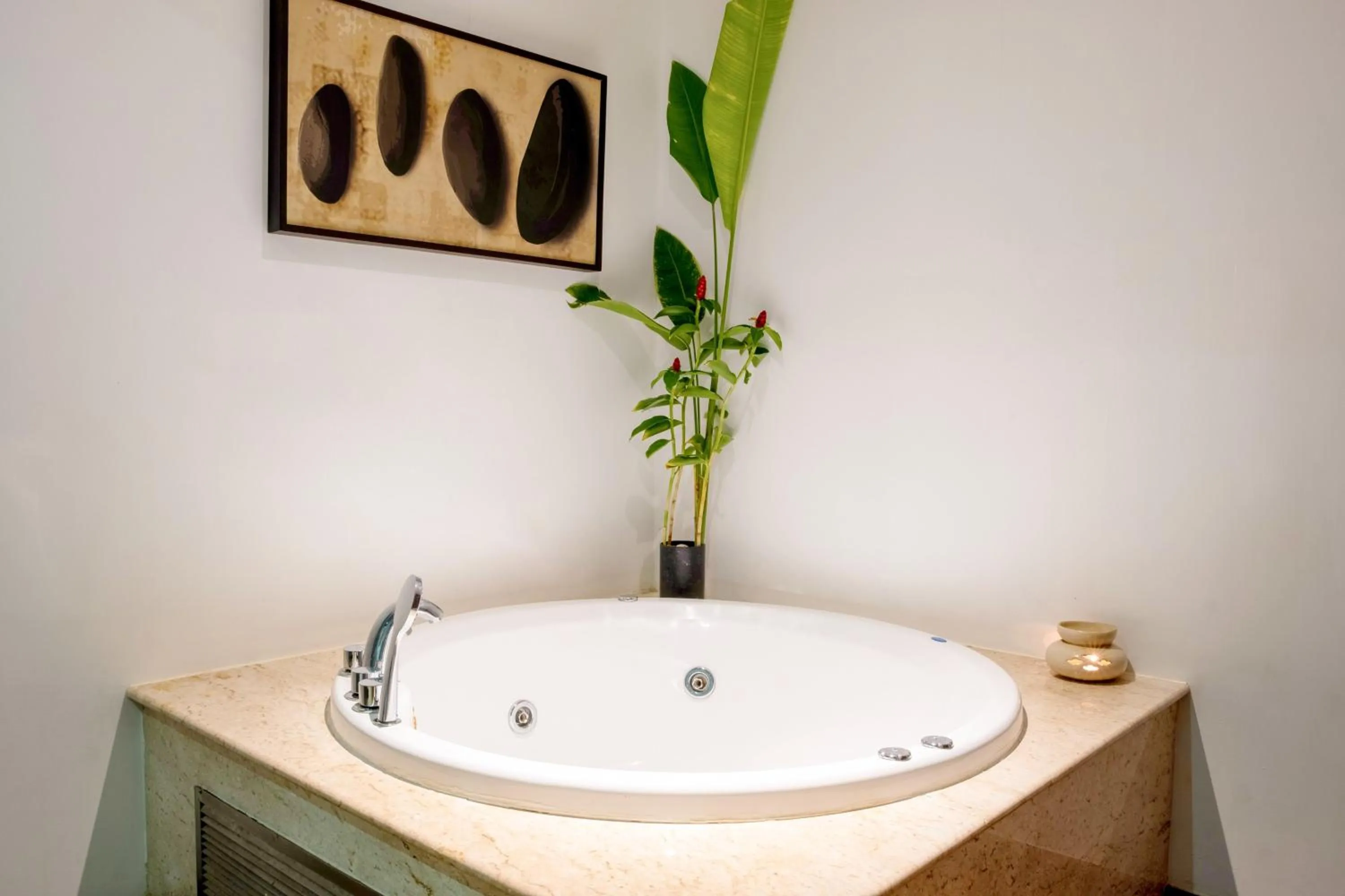 Spa and wellness centre/facilities in Holiday Inn Resort Phuket Karon Beach by IHG