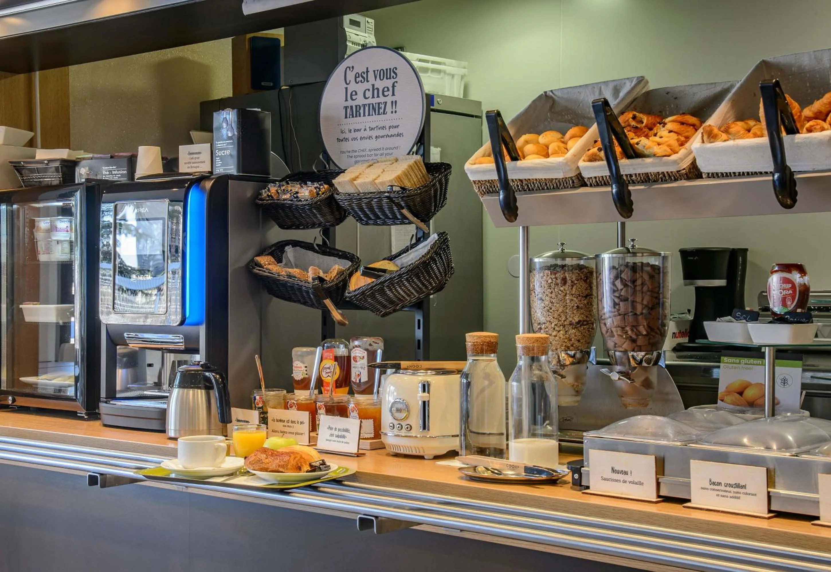 Breakfast in B&B HOTEL Nîmes Ville Active, parking sécurisé gratuit