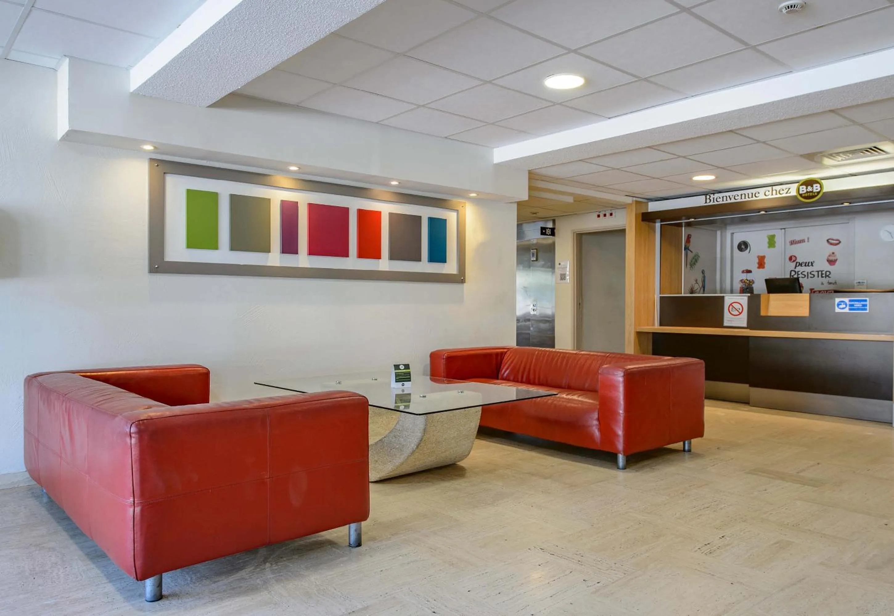 Seating area in B&B HOTEL Nîmes Ville Active, parking sécurisé gratuit