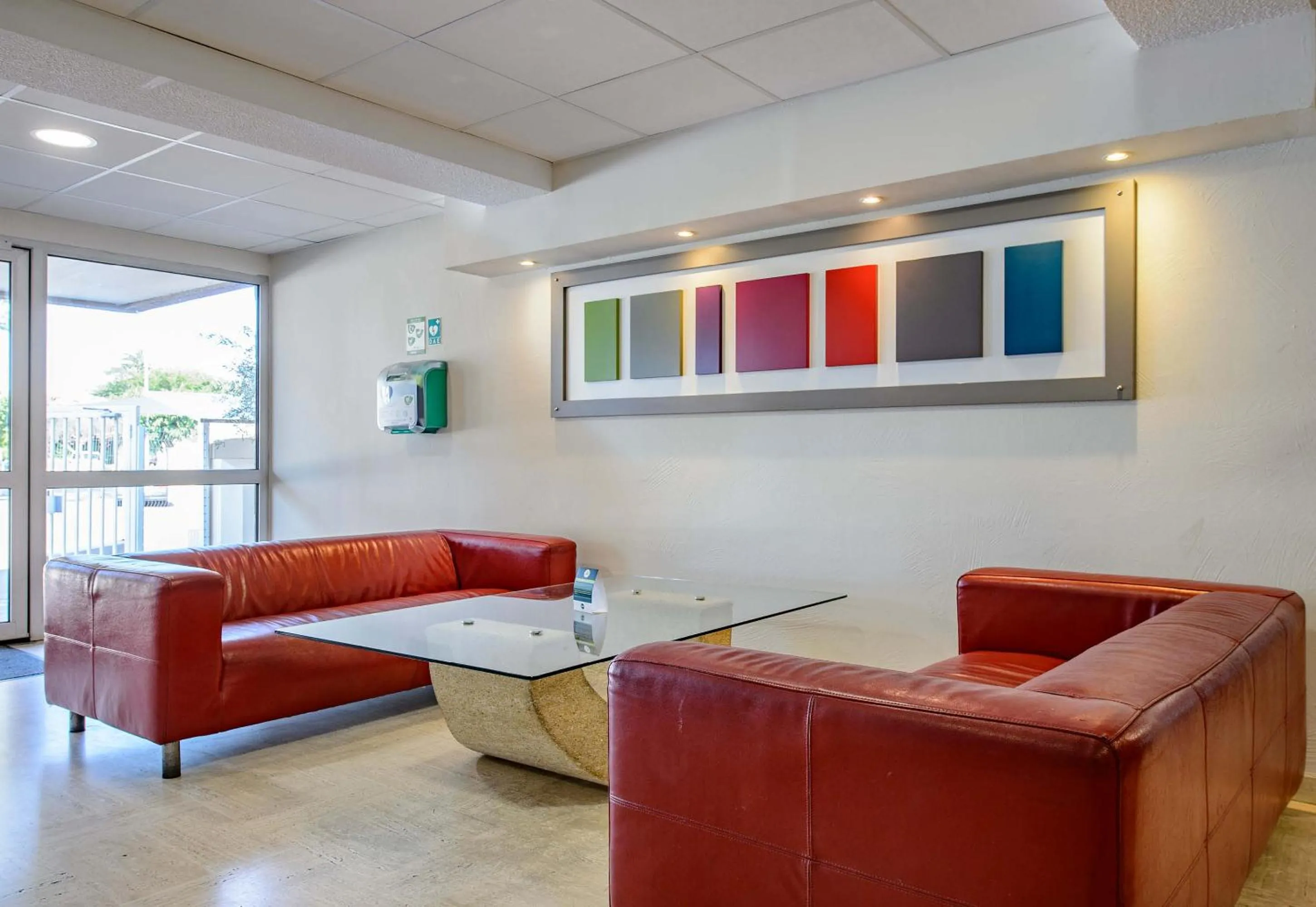 Seating area in B&B HOTEL Nîmes Ville Active, parking sécurisé gratuit