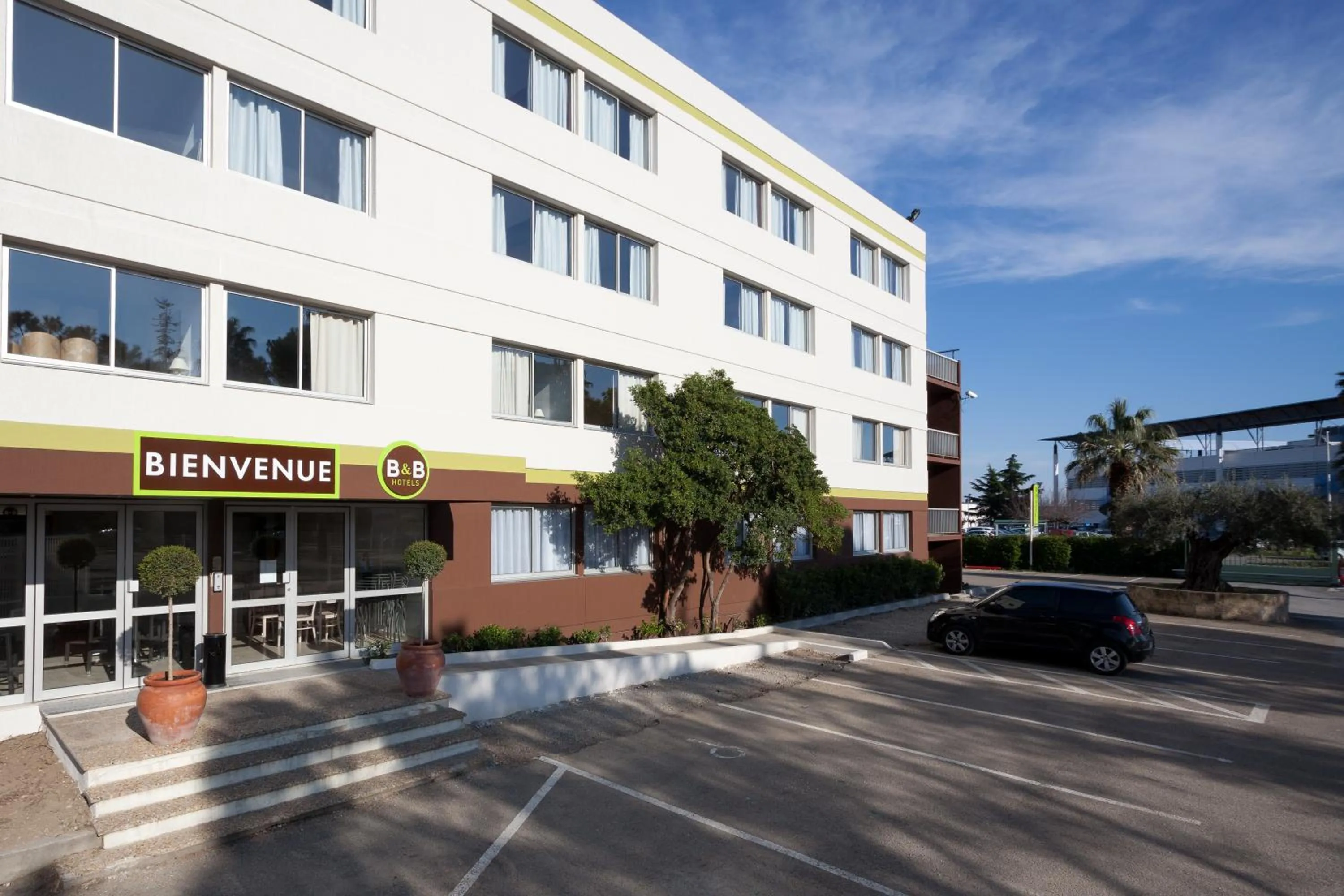 Facade/entrance in B&B HOTEL Nîmes Ville Active, parking sécurisé gratuit