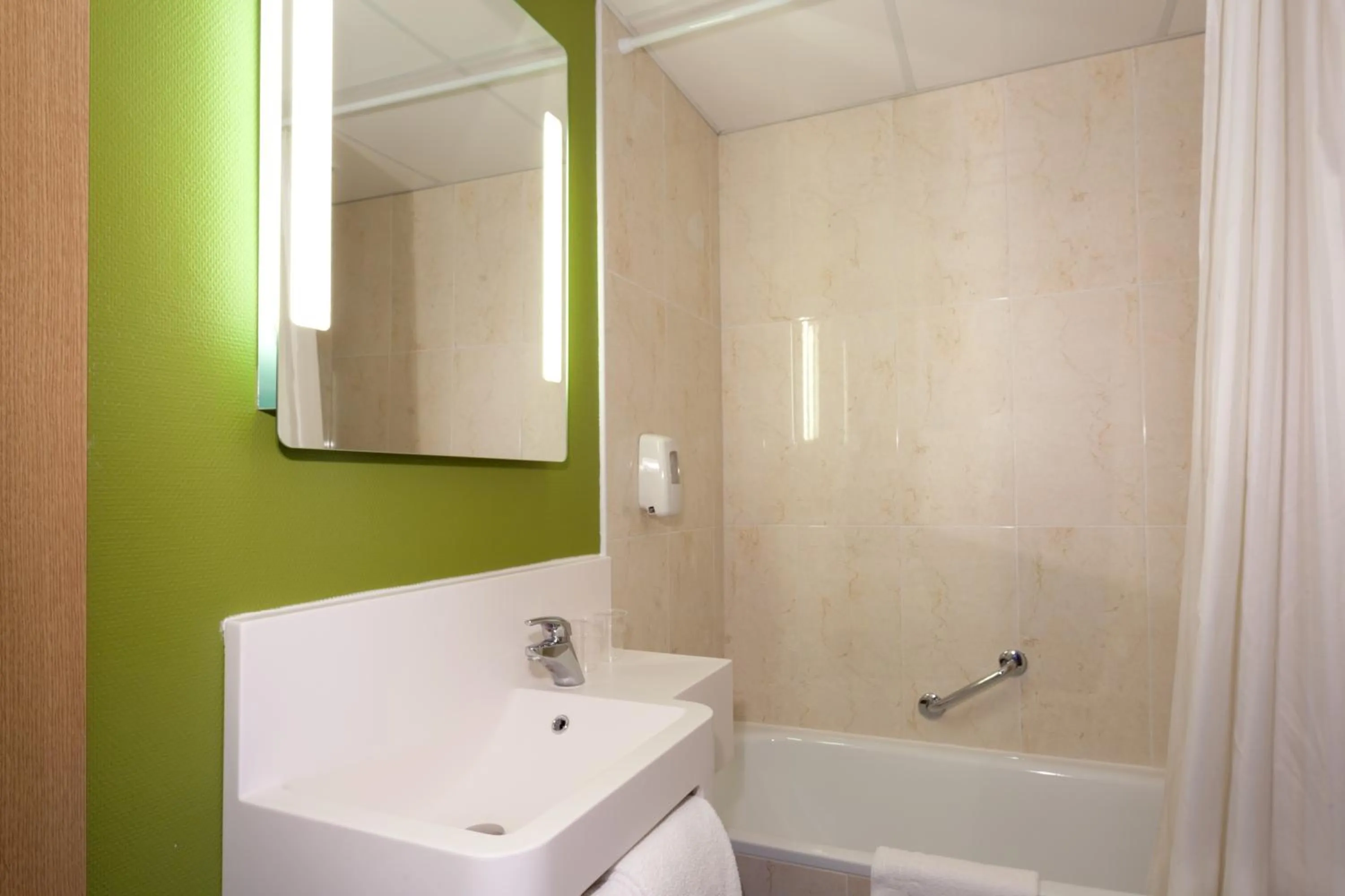 Bathroom in B&B HOTEL Nîmes Ville Active, parking sécurisé gratuit