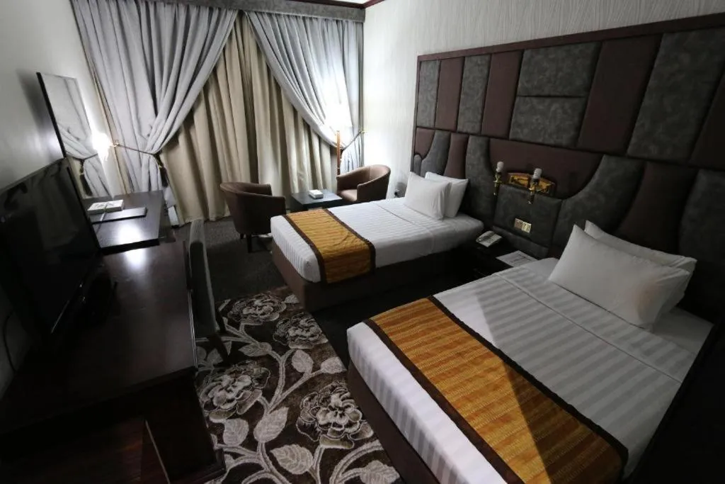 Bedroom, Bed in Knight Armour Hotel