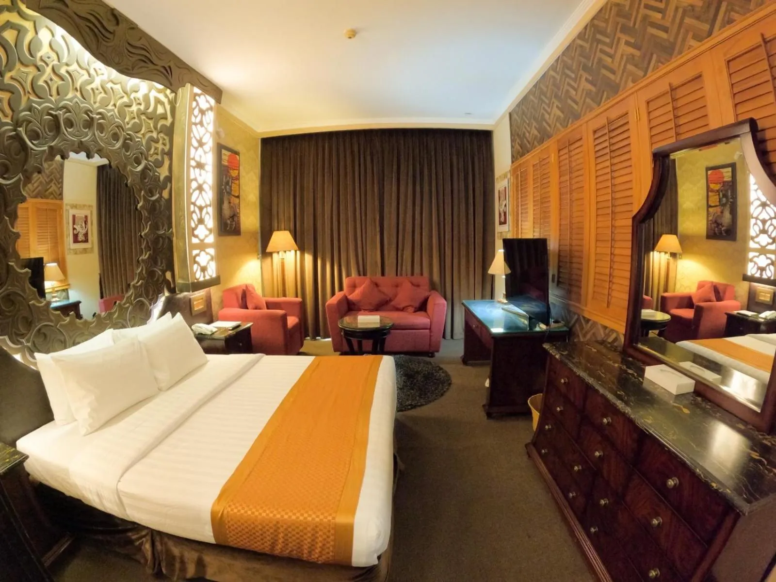 Bedroom, Bed in Knight Armour Hotel