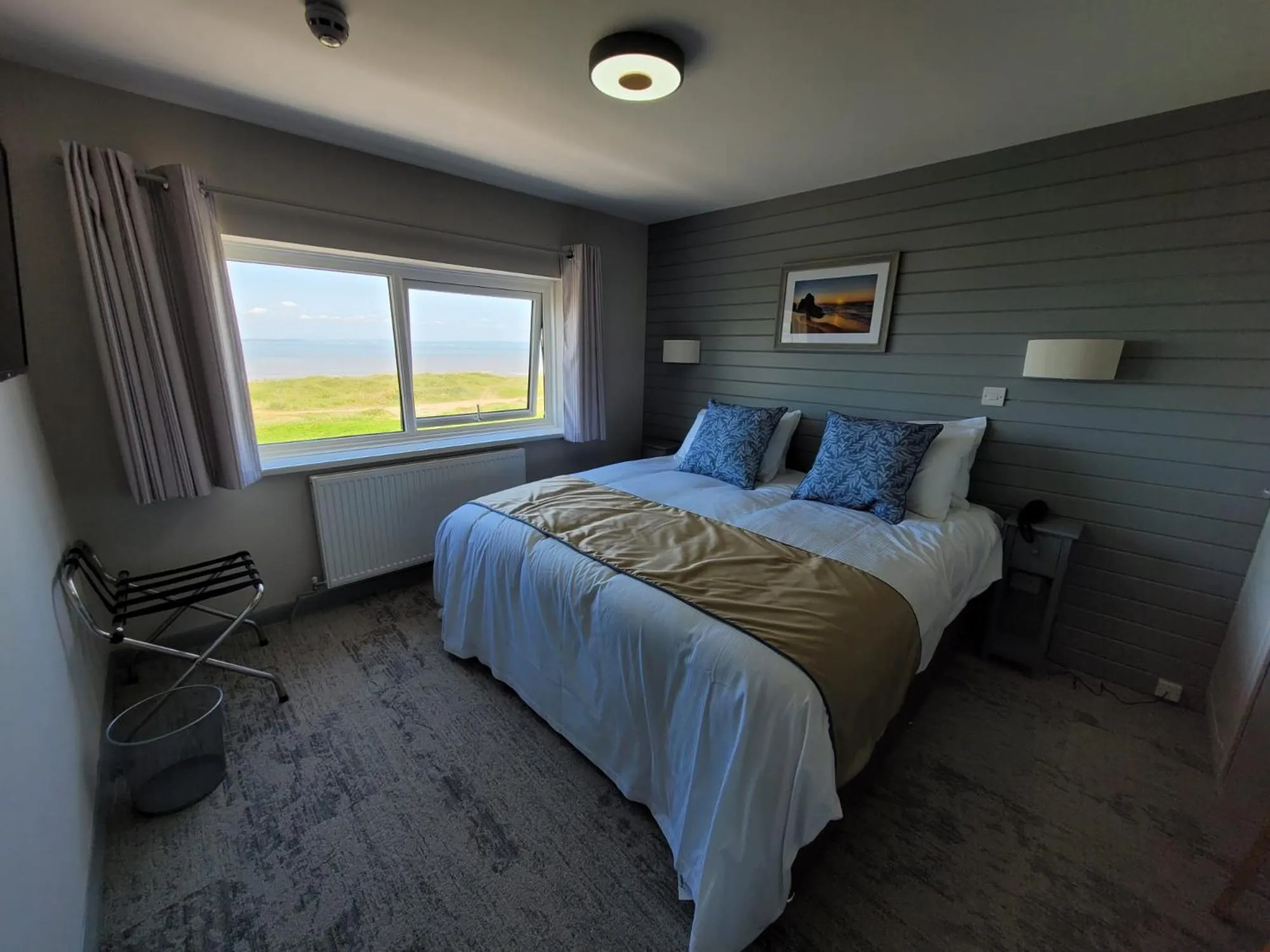 Bedroom, Bed in South Sands Hotel