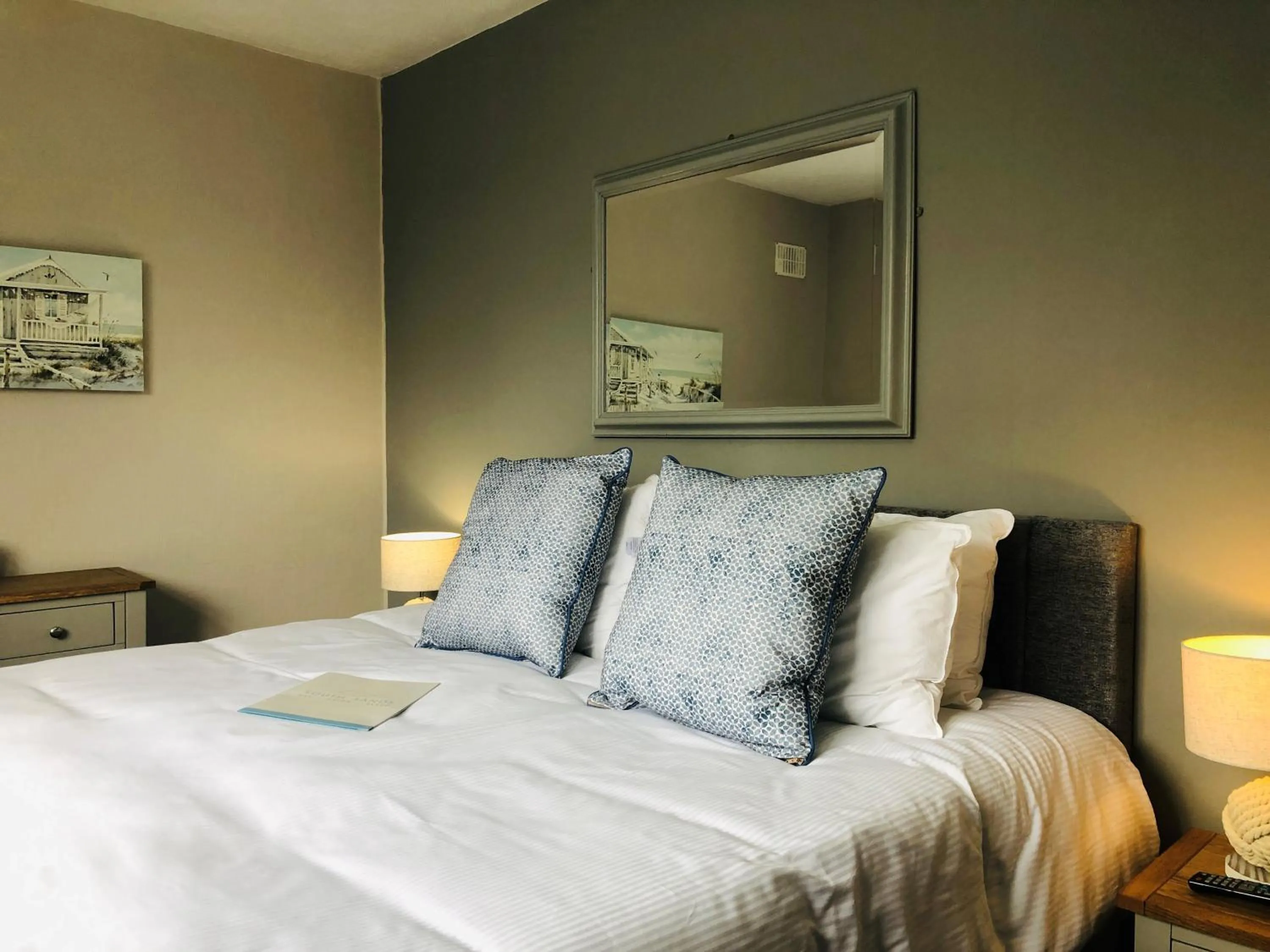 Bedroom, Bed in South Sands Hotel