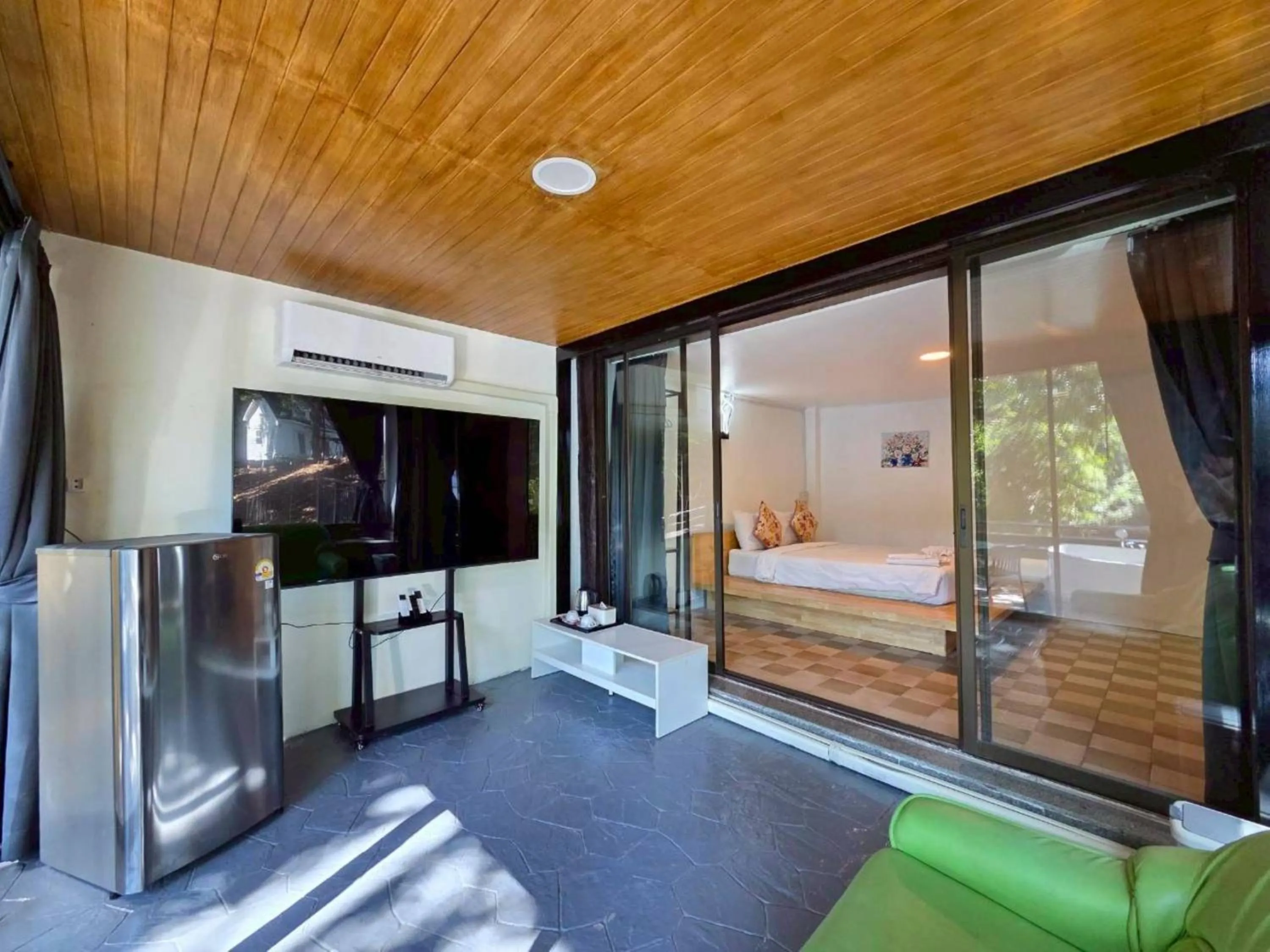 Photo of the whole room, Bed in Puprai Tarnnarm Resort