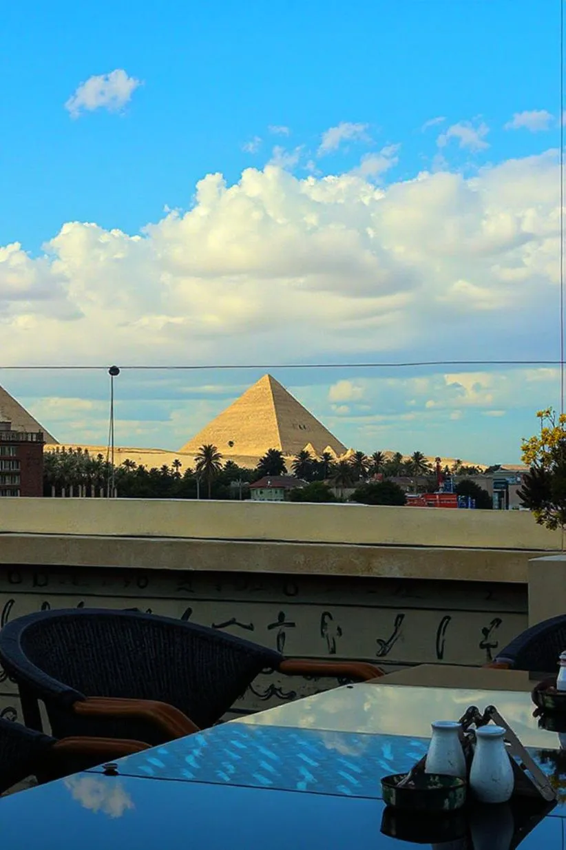 PYramiDs OaSiS ViEW HoTeL