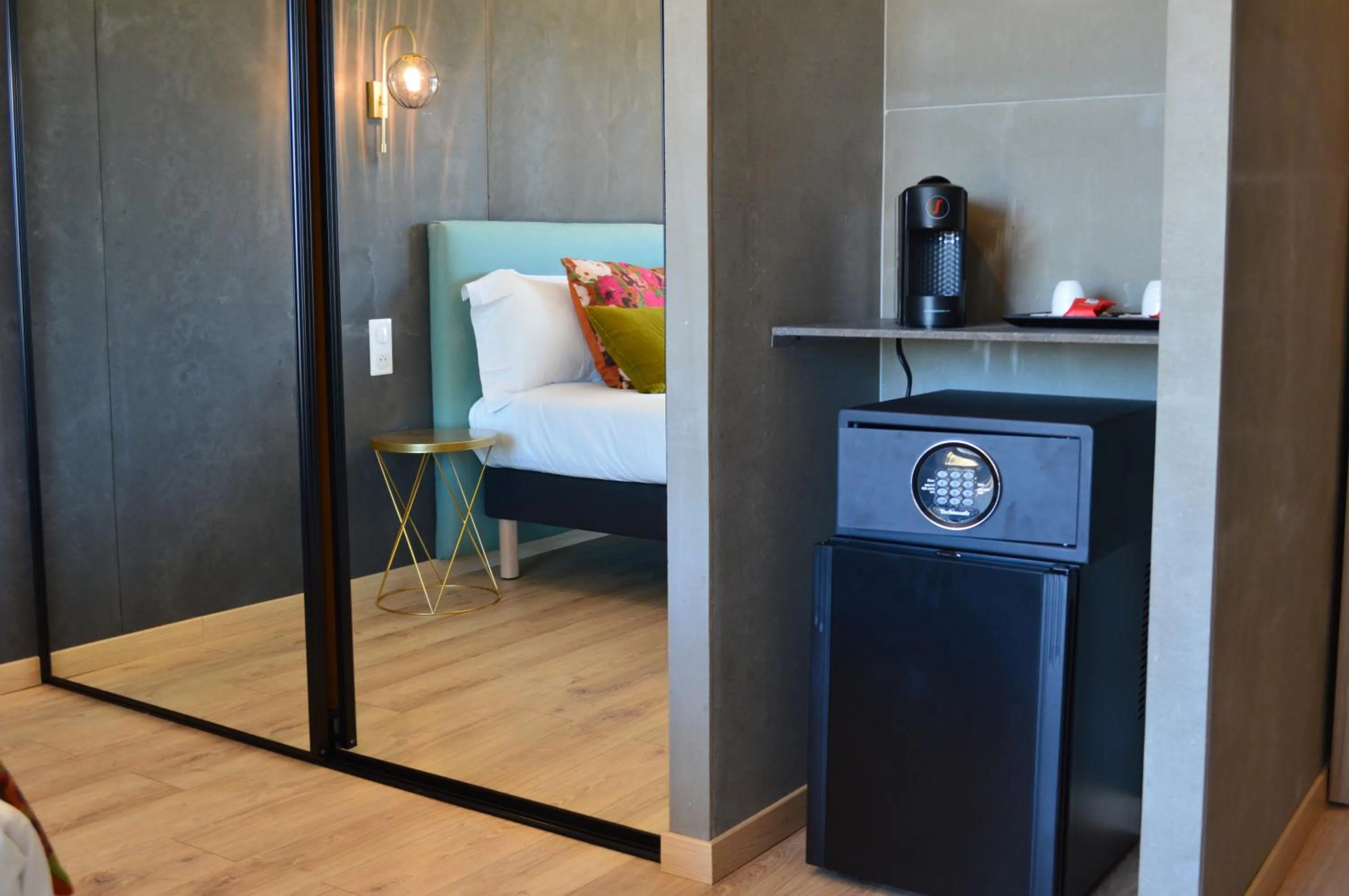 Coffee/tea facilities, Bed in Hôtel Casa Matteu