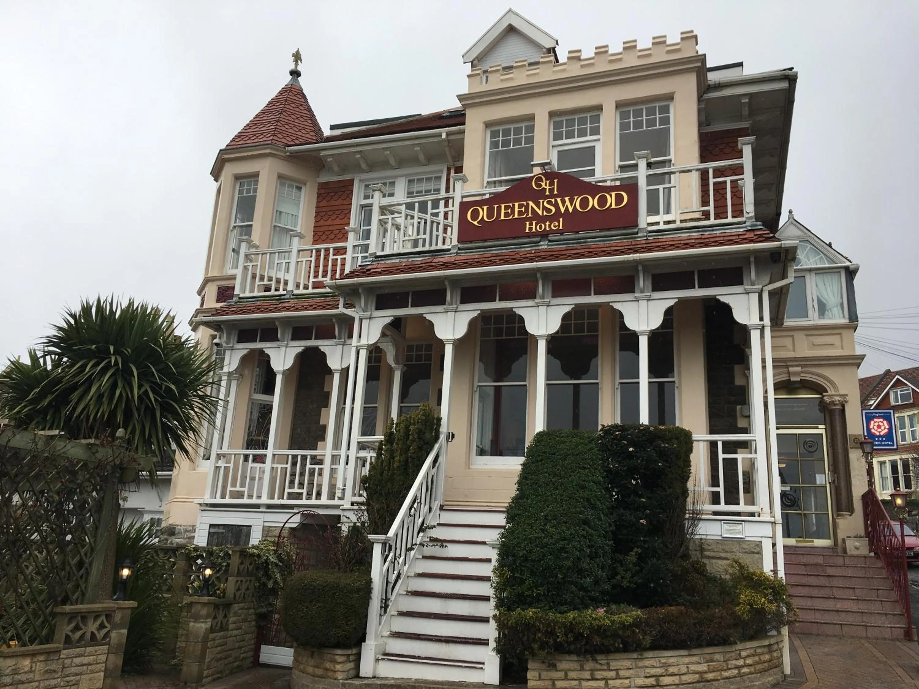 Facade/entrance in Queenswood Hotel