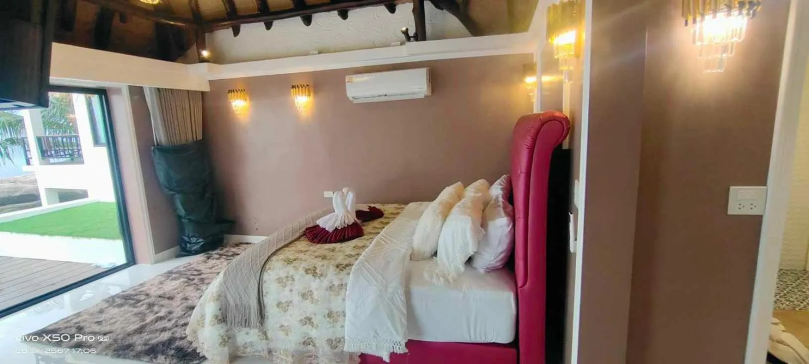 Photo of the whole room, Bed in Clear View Resort