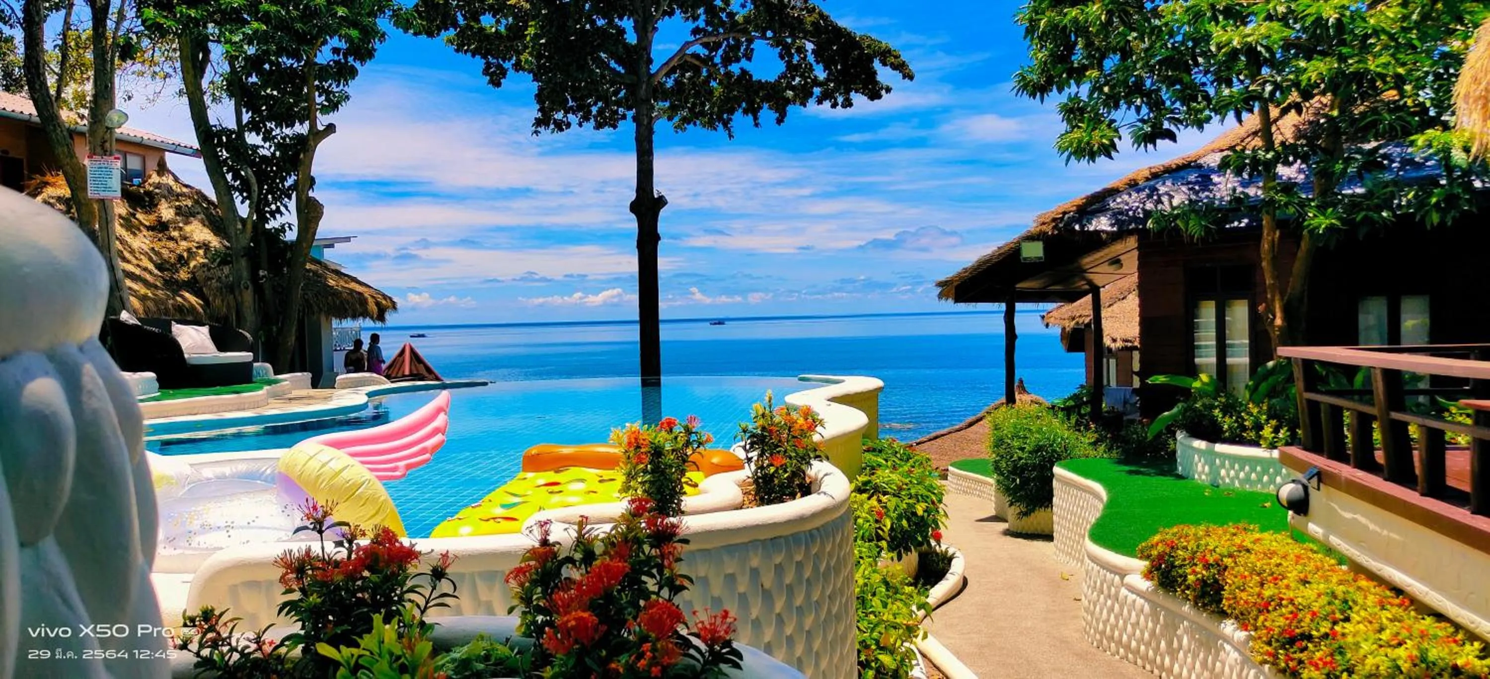 Swimming pool in Clear View Resort