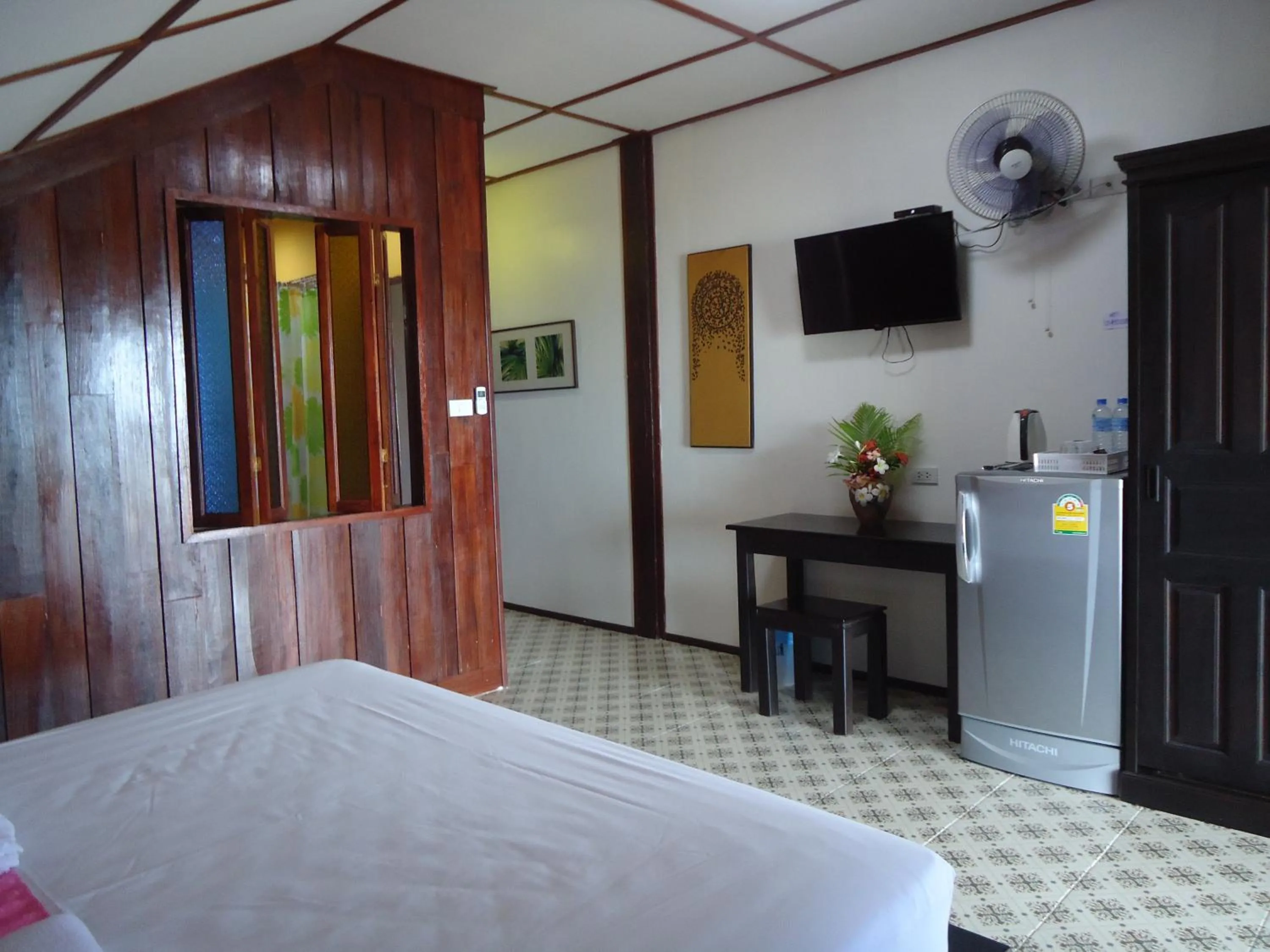 Photo of the whole room, Bed in Sea Breeze House, Naiplao Beach