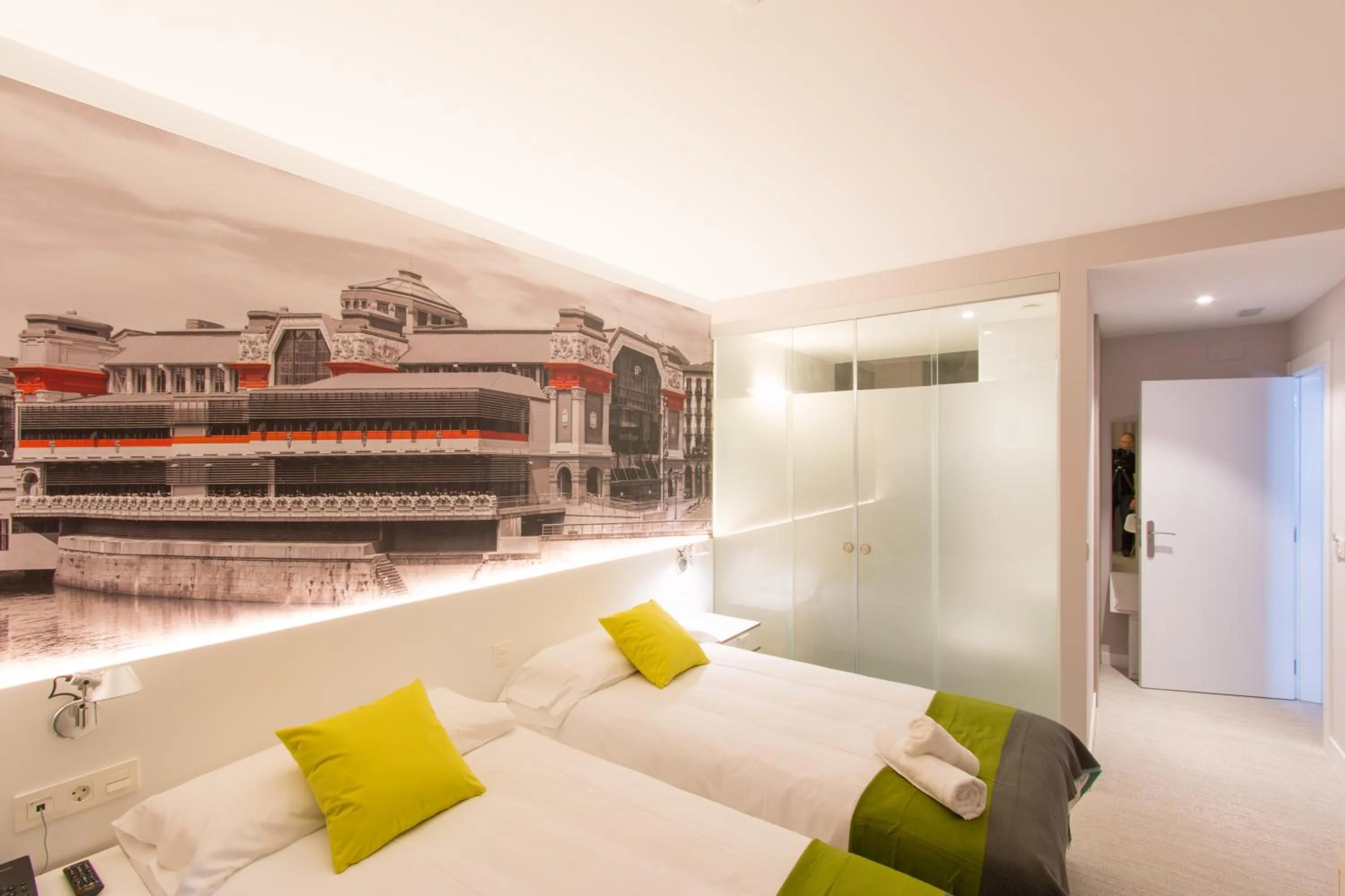 Bedroom, Bed in Bilbao City Rooms