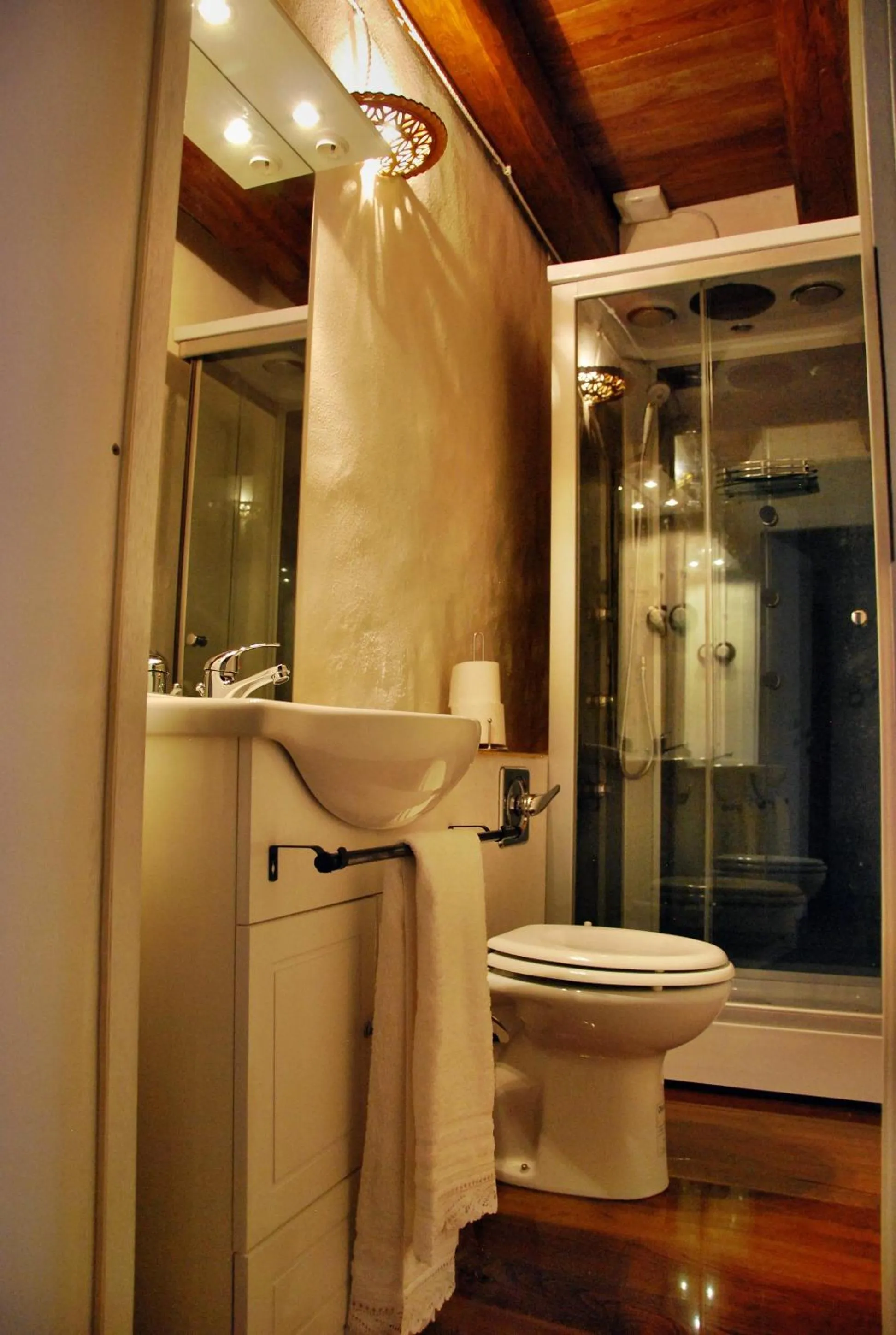 Shower in Casa Castori