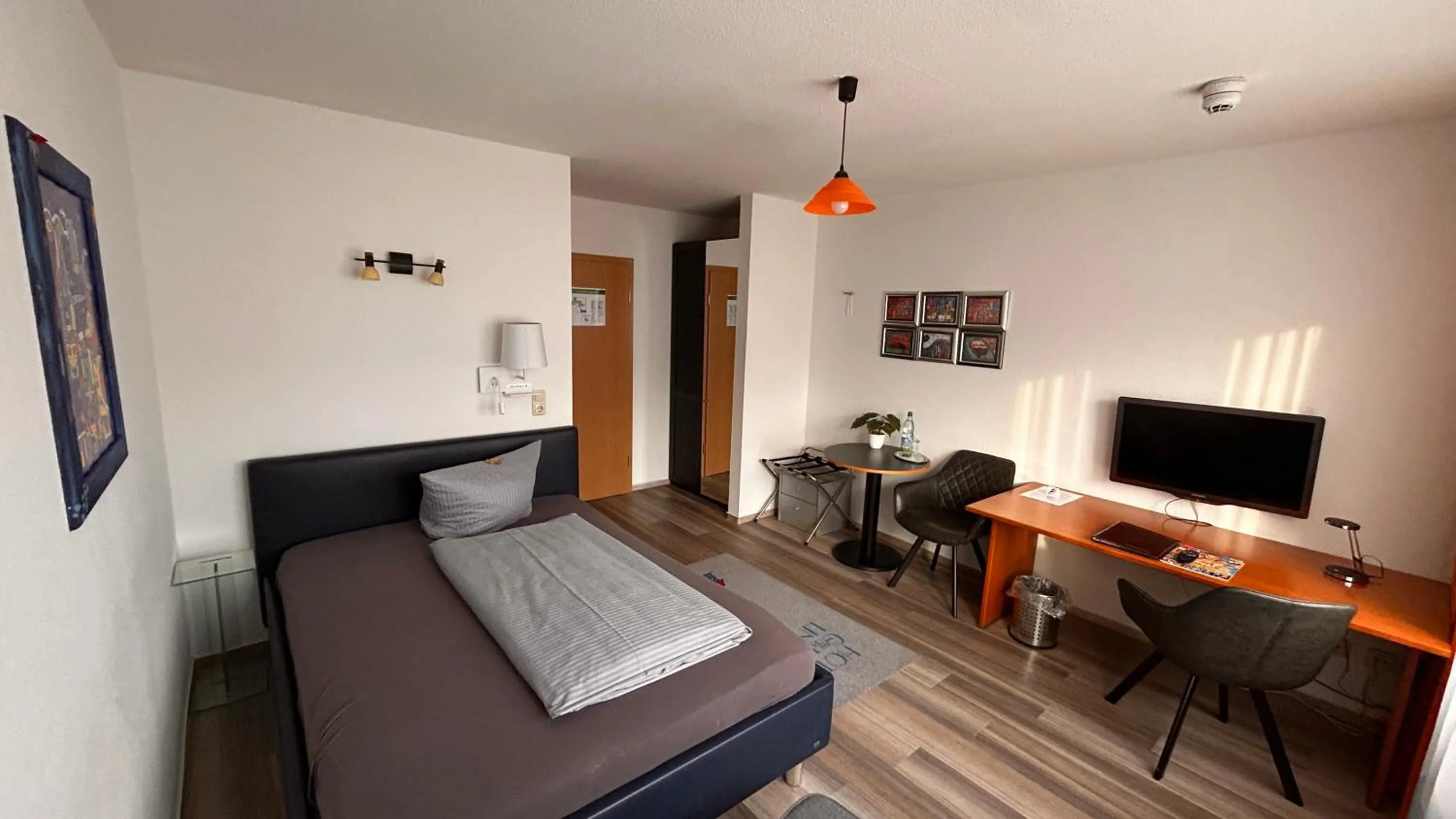 Photo of the whole room, Bed in Hotel Gästehaus Linden