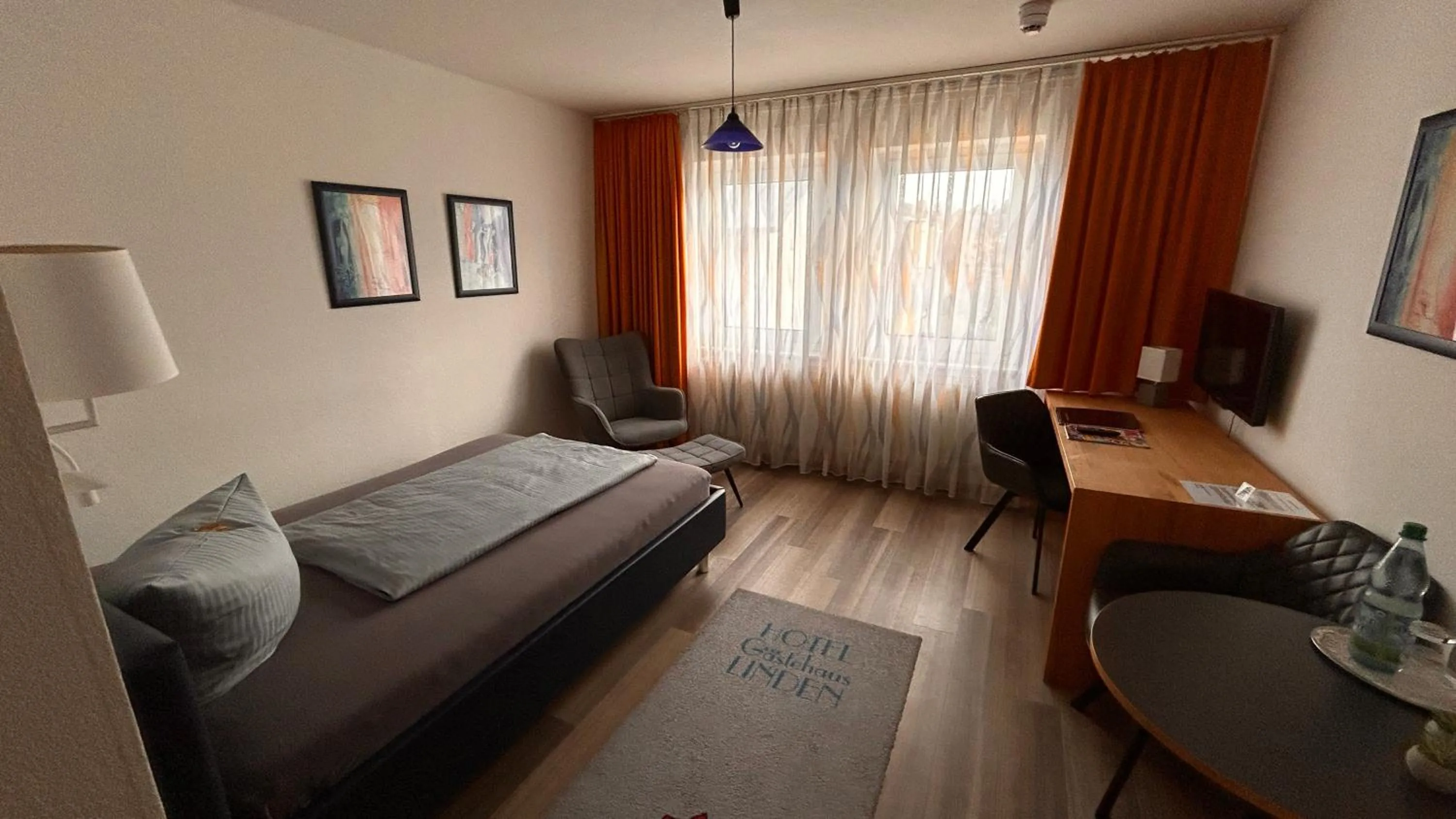 Photo of the whole room, Bed in Hotel Gästehaus Linden