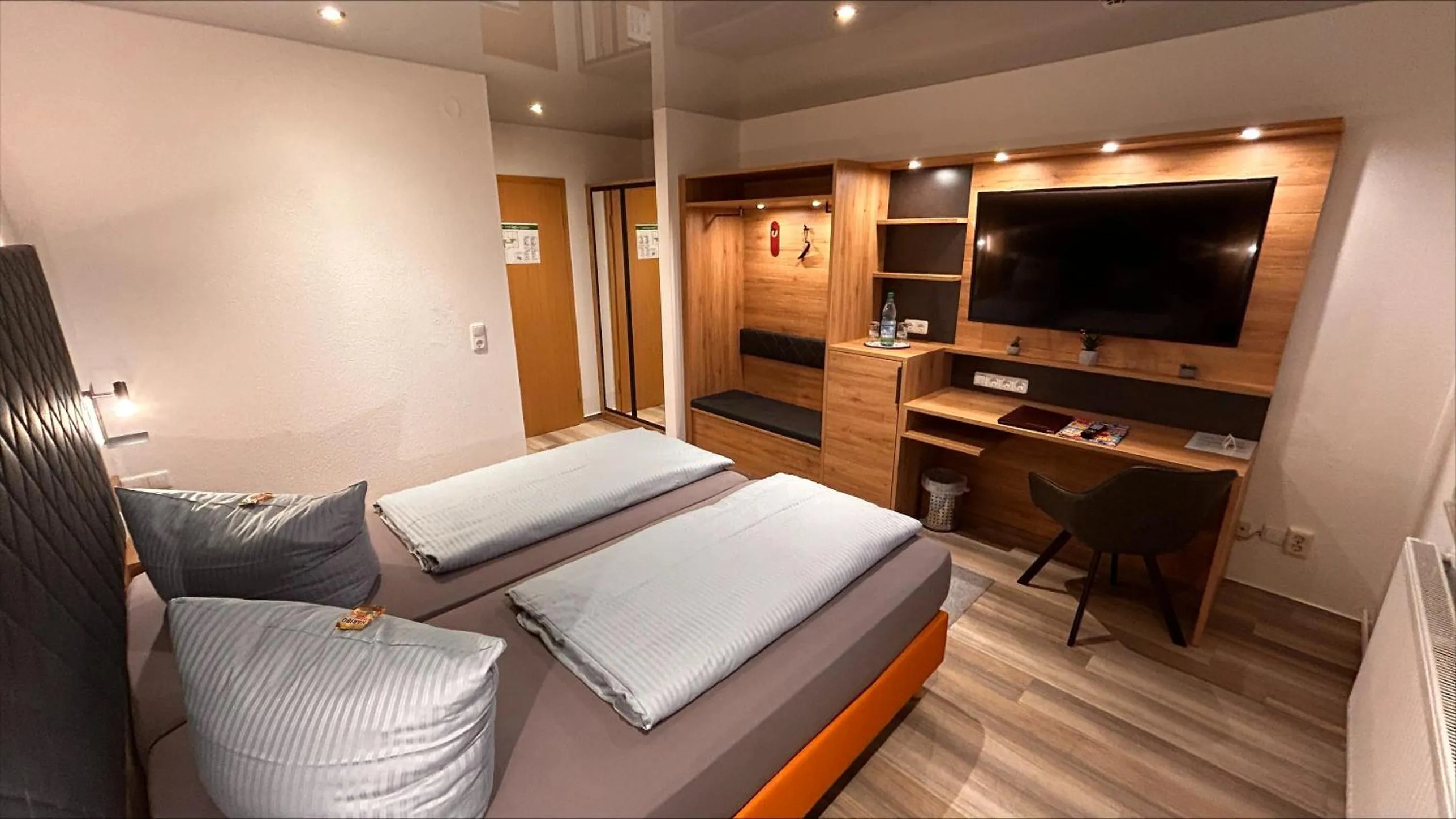 Photo of the whole room, Bed in Hotel Gästehaus Linden