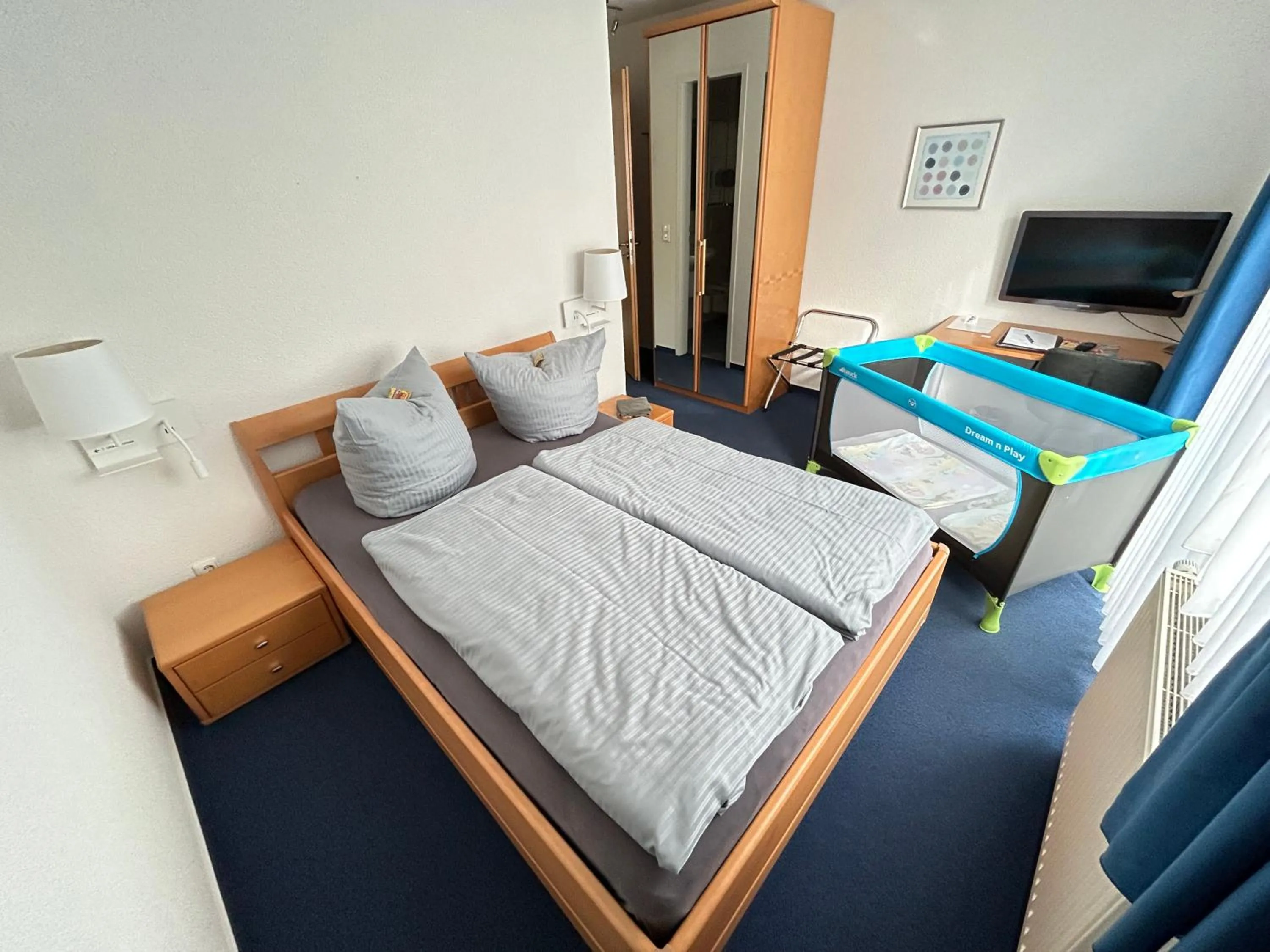 cot, Bed in Hotel Gästehaus Linden