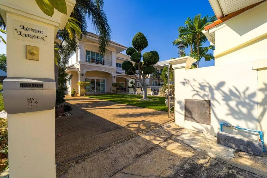 Luxurious 5-Bedroom Private Pool Villa! PV5