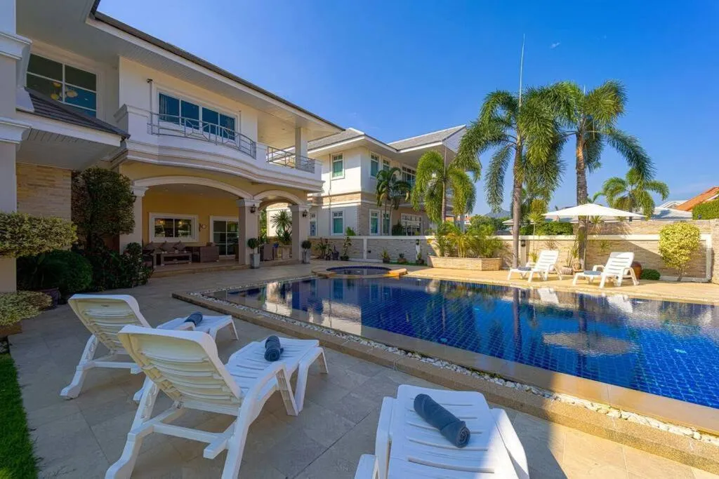 Luxurious 5-Bedroom Private Pool Villa! PV5