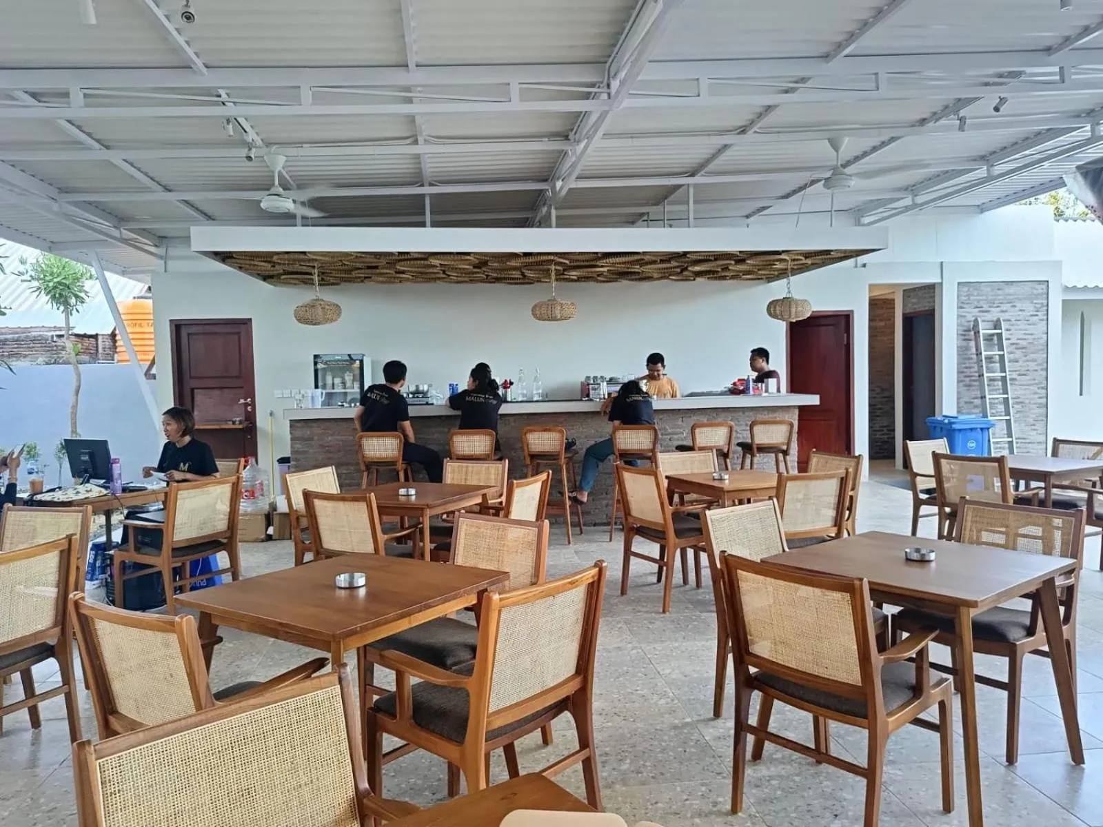 Restaurant/places to eat in Maluk Stay
