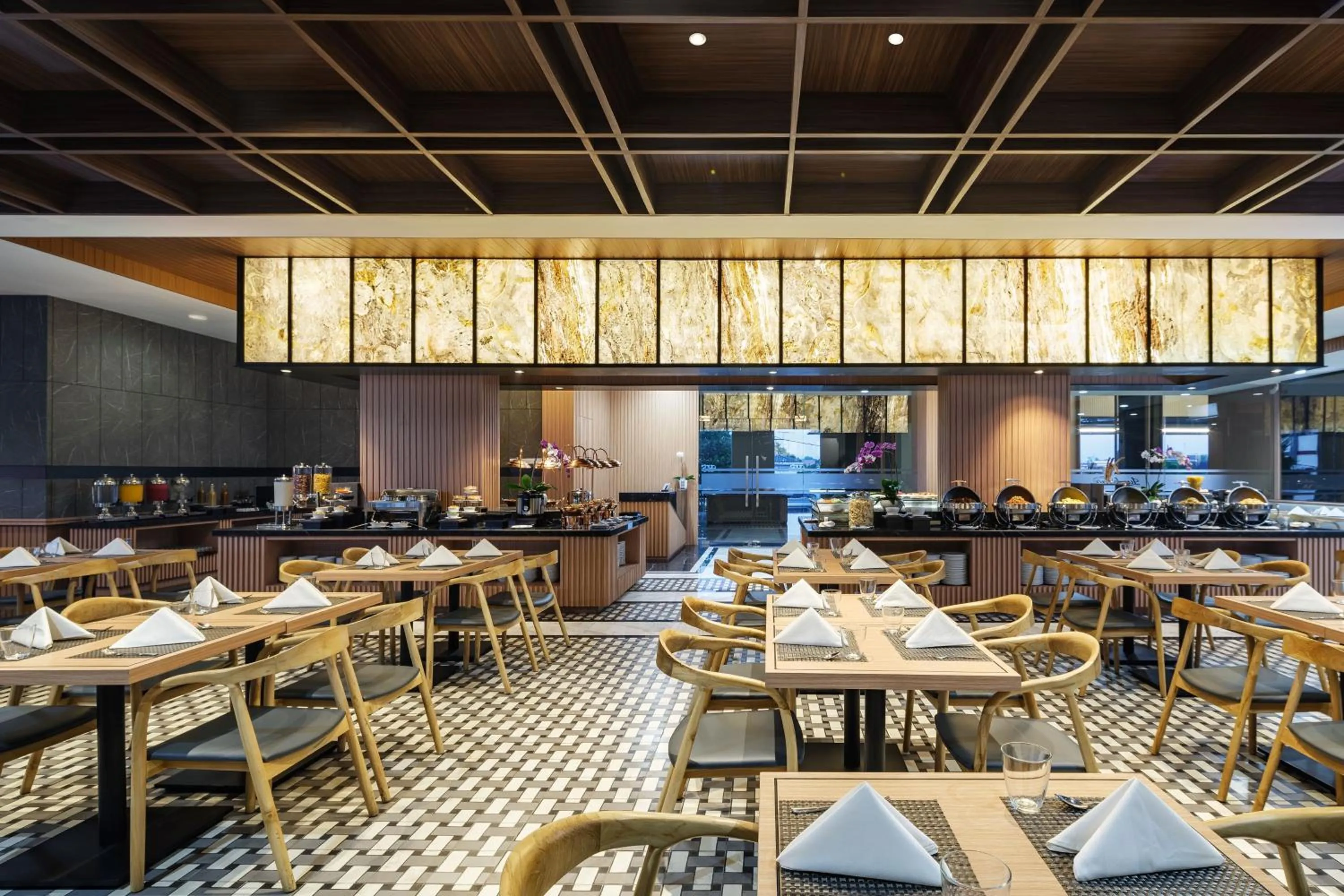 Restaurant/places to eat in Hotel Santika Blitar