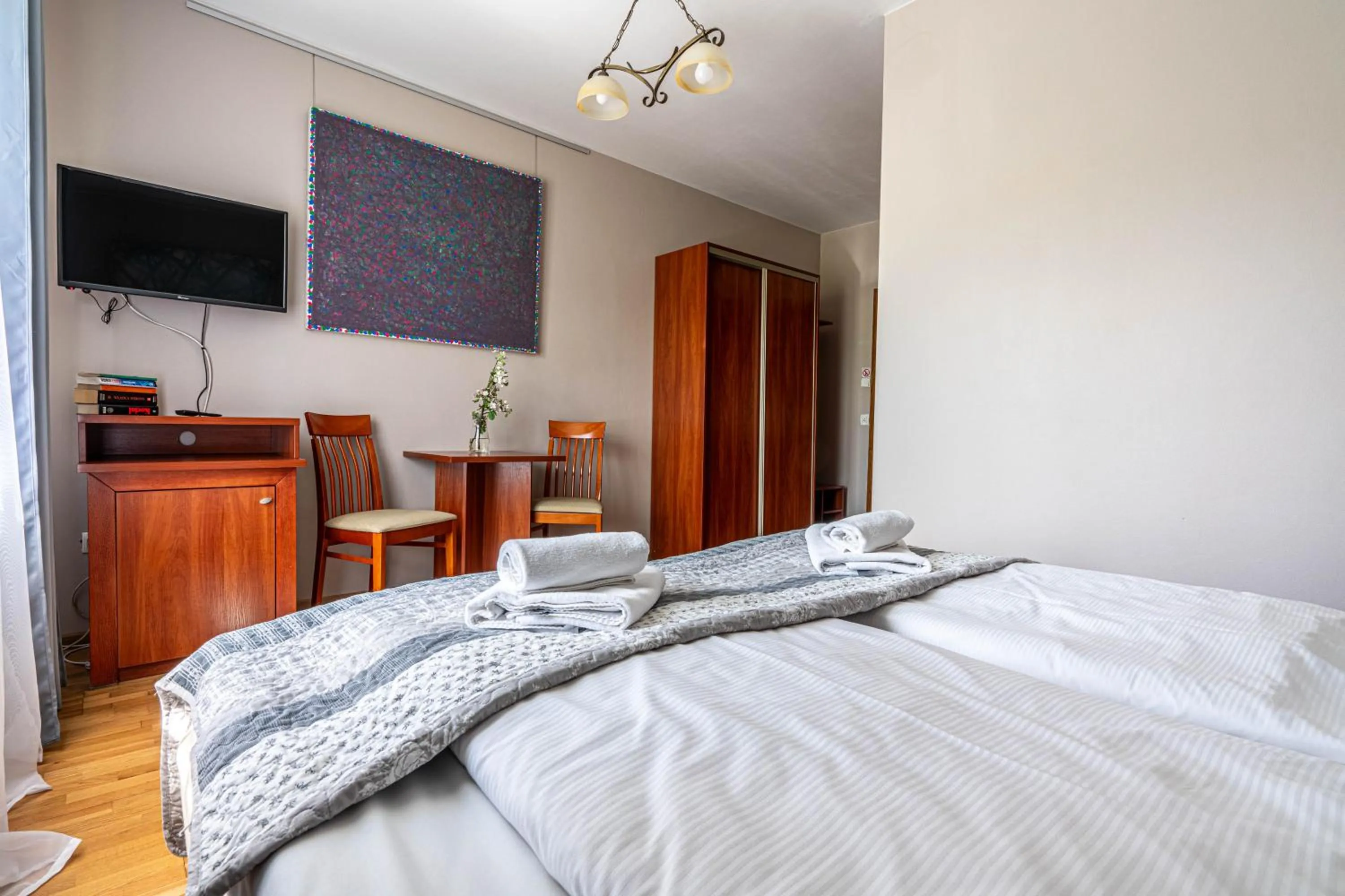 Communal lounge/ TV room, Bed in Willa Serafin-basen, sauny i jacuzzi w Willa Baciarka dodatkowo płatne