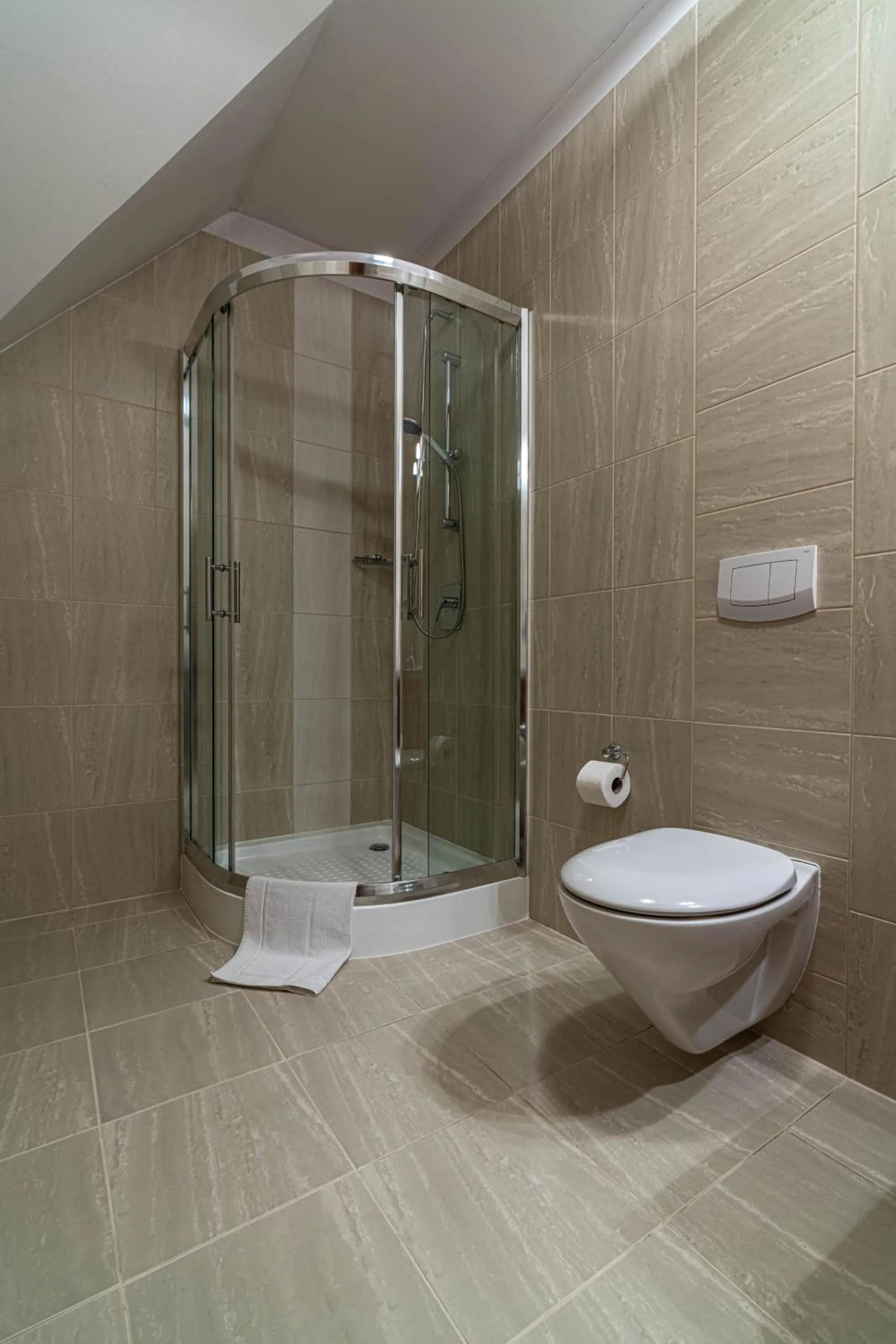 Shower in Willa Serafin-basen, sauny i jacuzzi w Willa Baciarka dodatkowo płatne