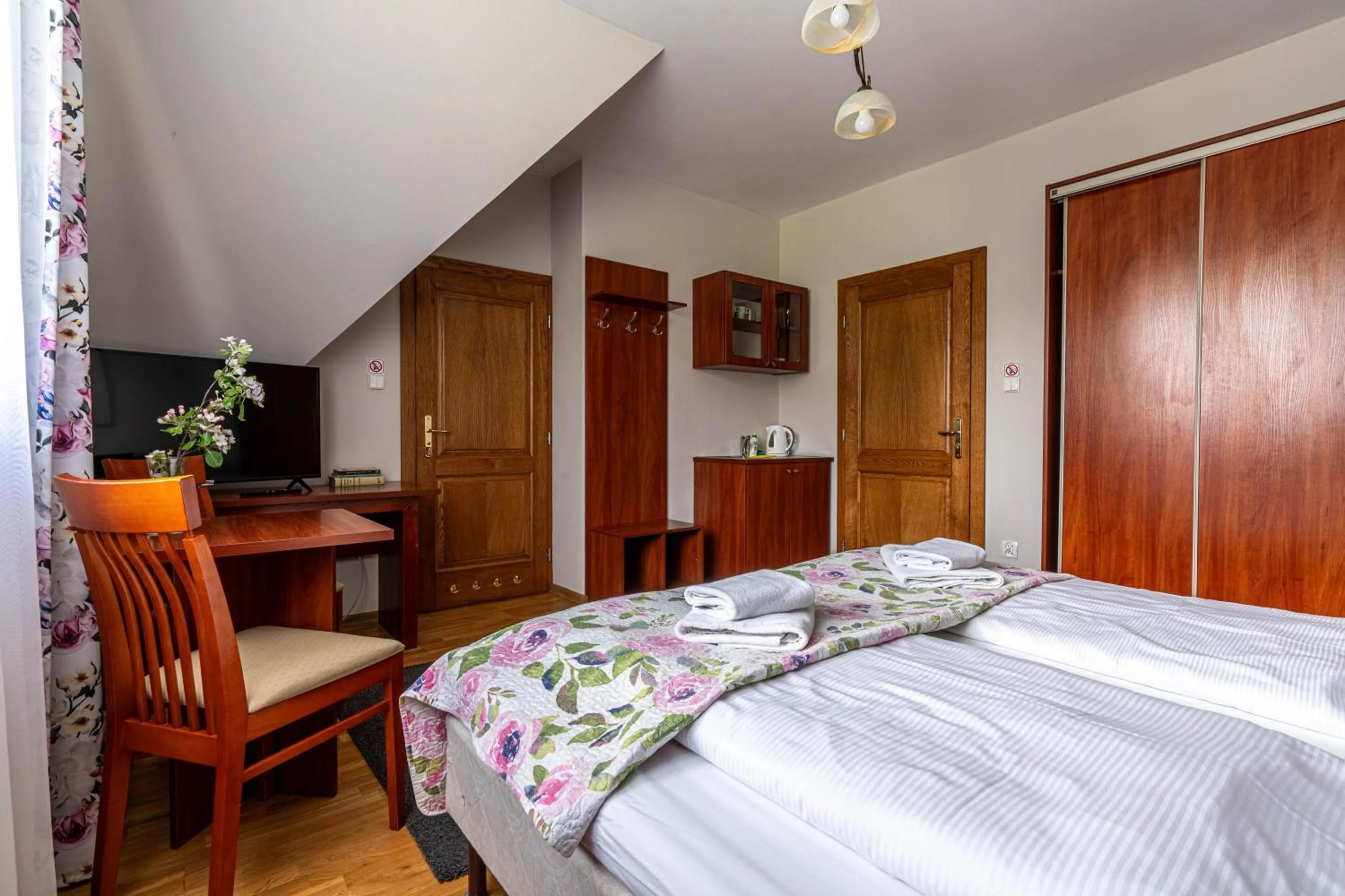 Bed in Willa Serafin-basen, sauny i jacuzzi w Willa Baciarka dodatkowo płatne