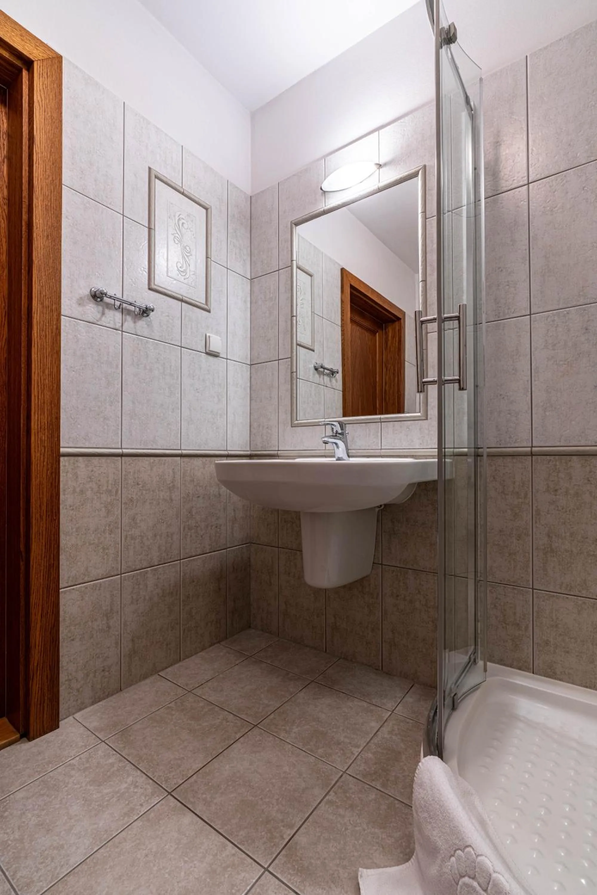 Shower in Willa Serafin-basen, sauny i jacuzzi w Willa Baciarka dodatkowo płatne